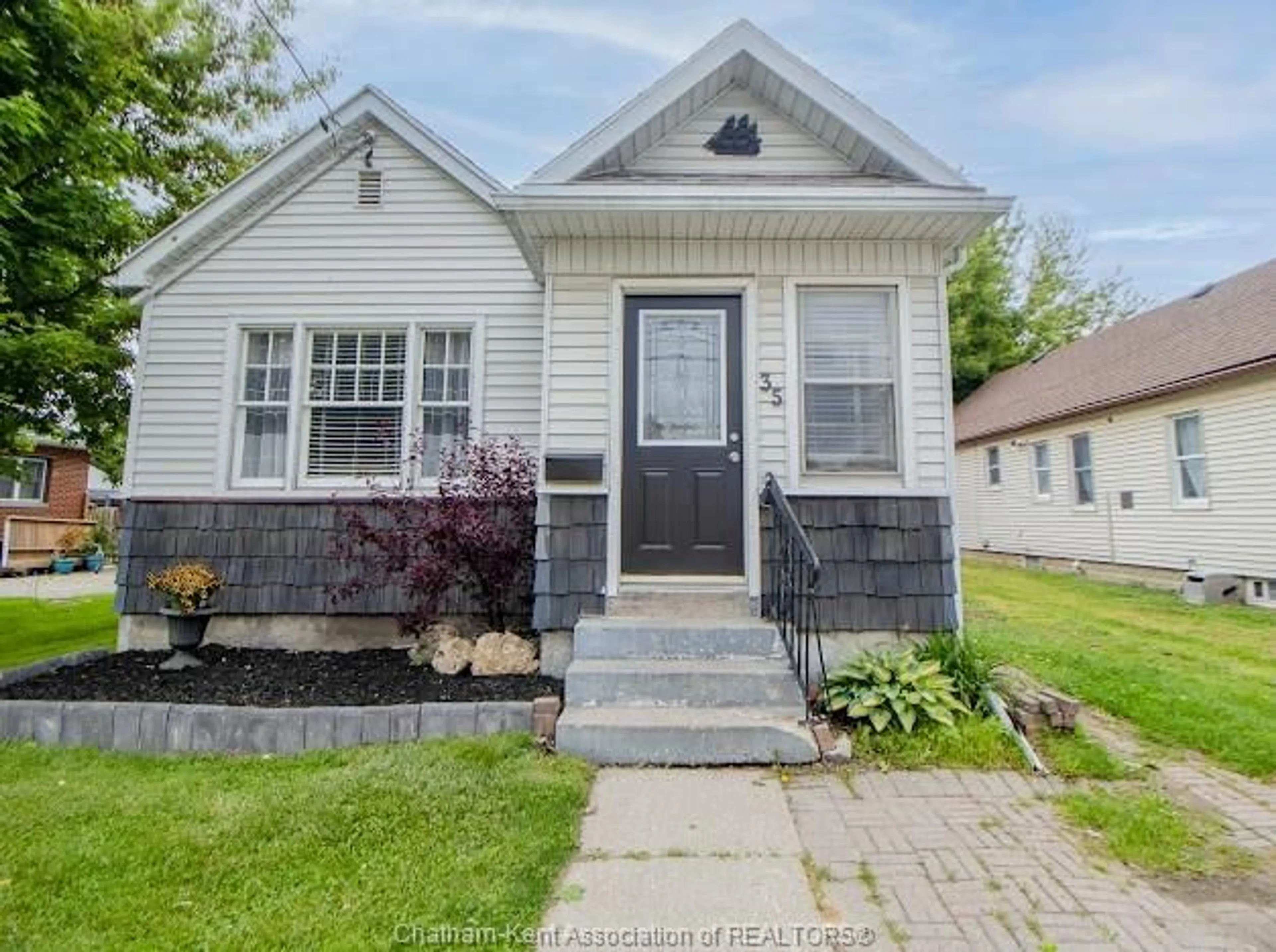Home with vinyl exterior material, street for 35 Alexandra Ave, Chatham Ontario N7M 1X9