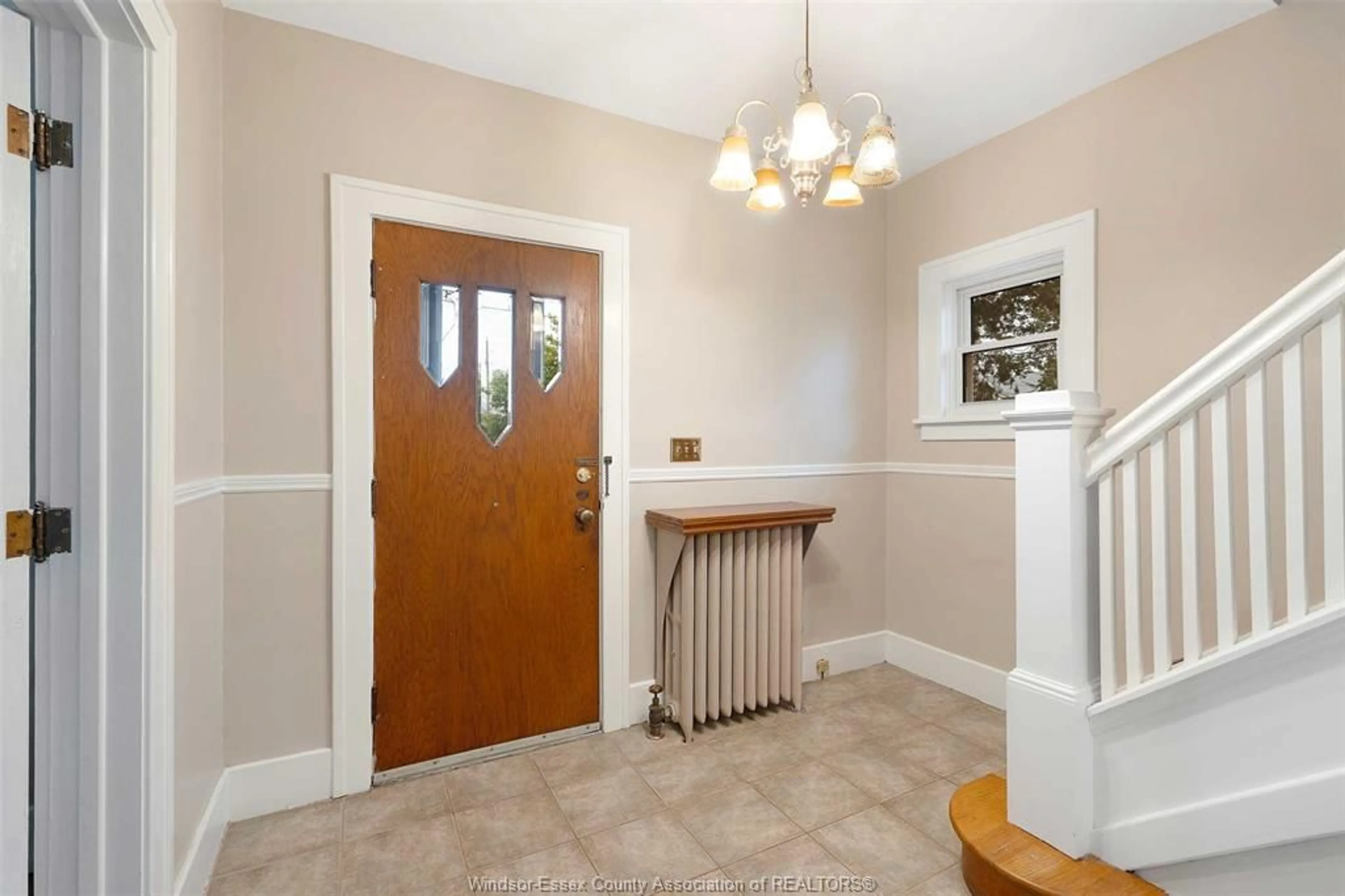 Indoor entryway for 891 LOUIS, Windsor Ontario N9A 1X6