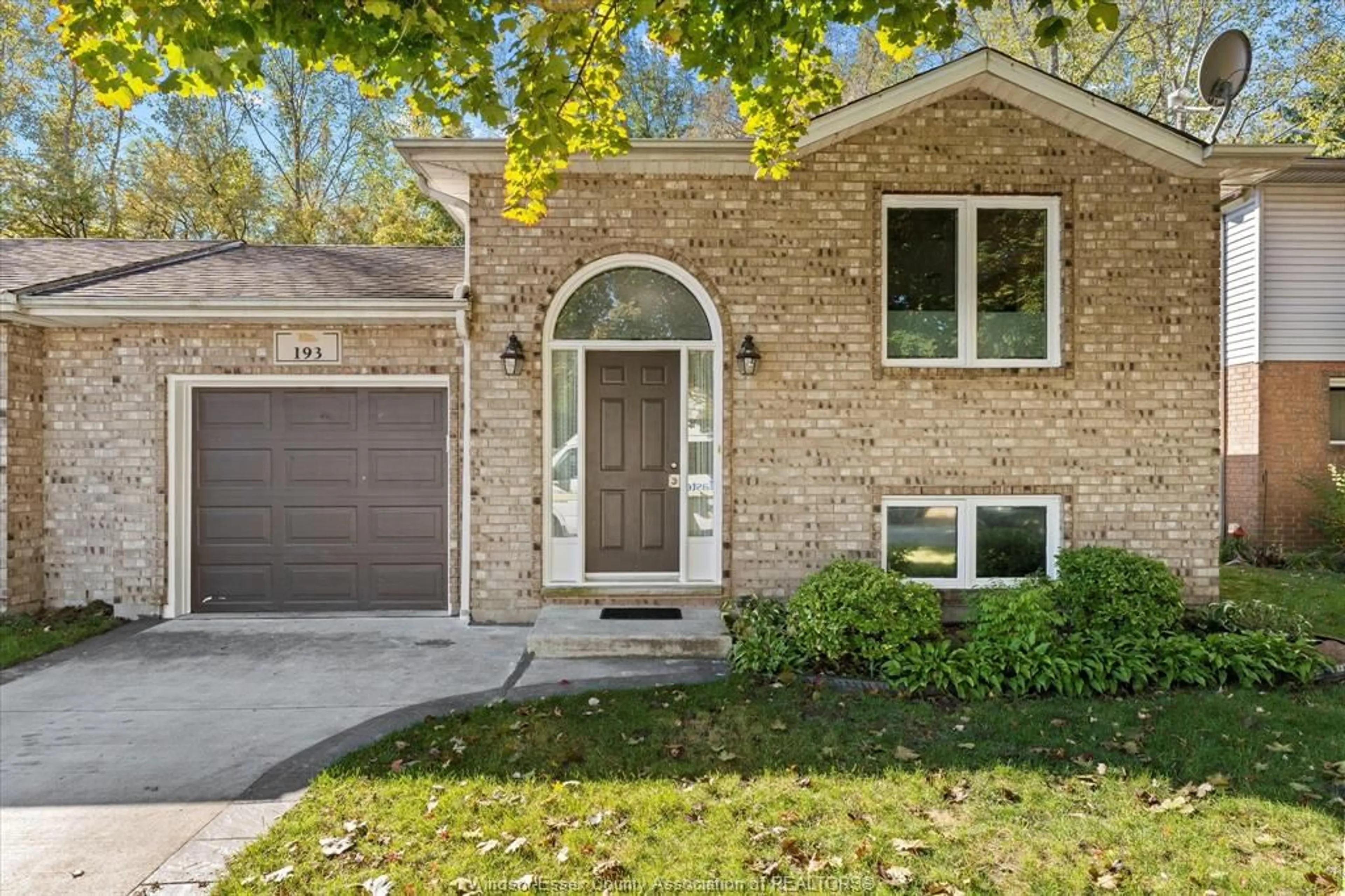 Home with brick exterior material, street for 193 RIVERVILLA Crt, LaSalle Ontario N9J 3G9