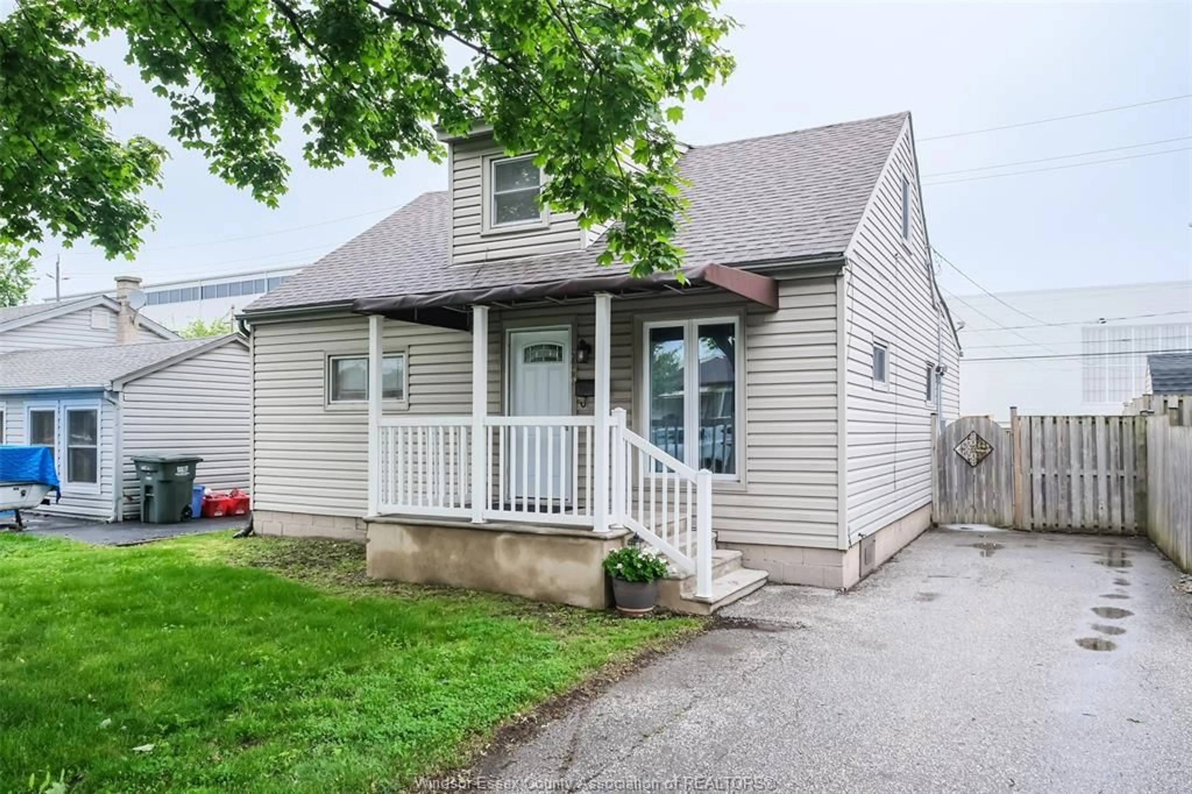 Home with vinyl exterior material, street for 2690 MELDRUM, Windsor Ontario N8W 4G2