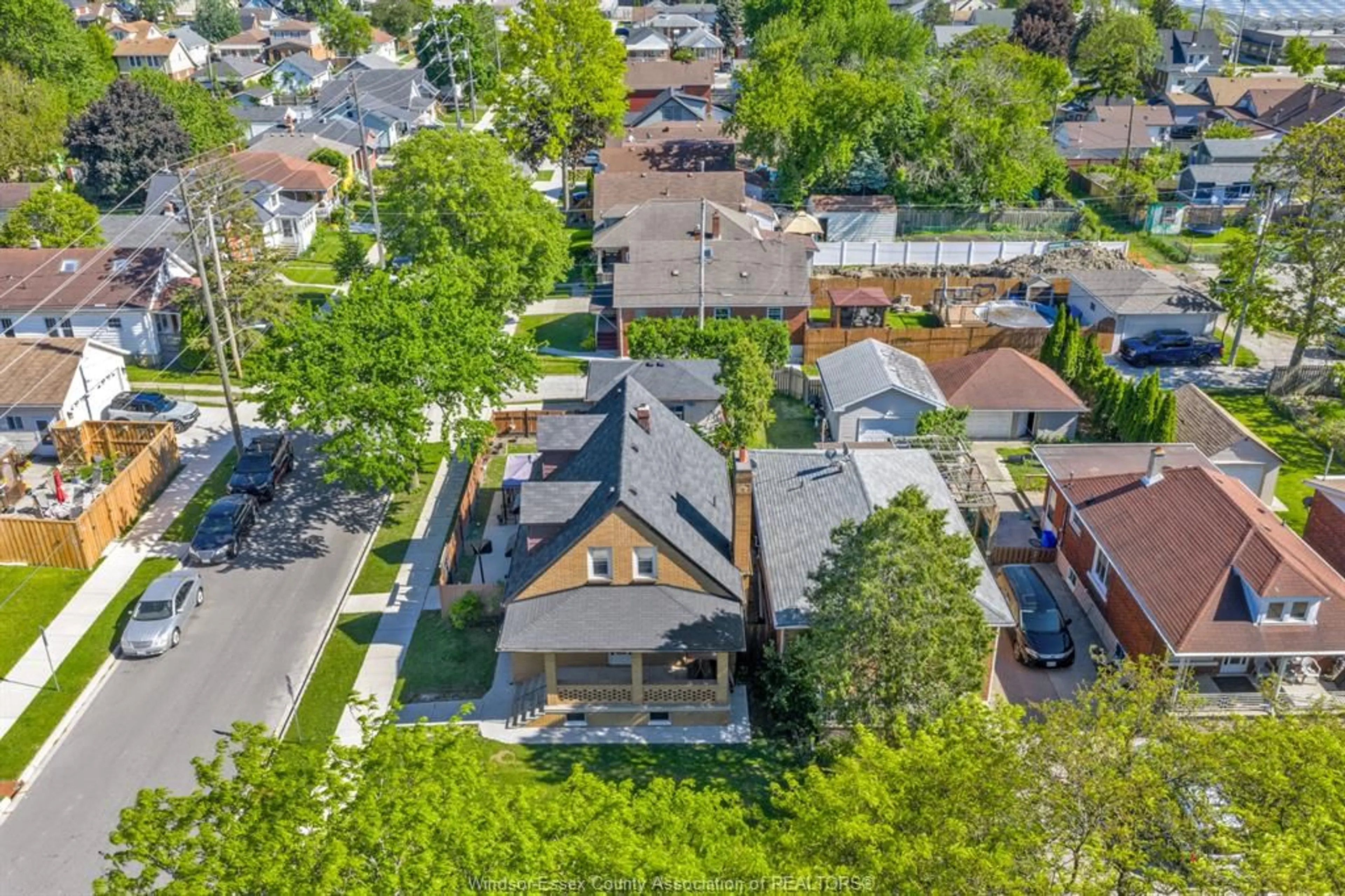 A pic from outside/outdoor area/front of a property/back of a property/a pic from drone, street for 393 LOGAN Ave, Windsor Ontario N8X 2V1