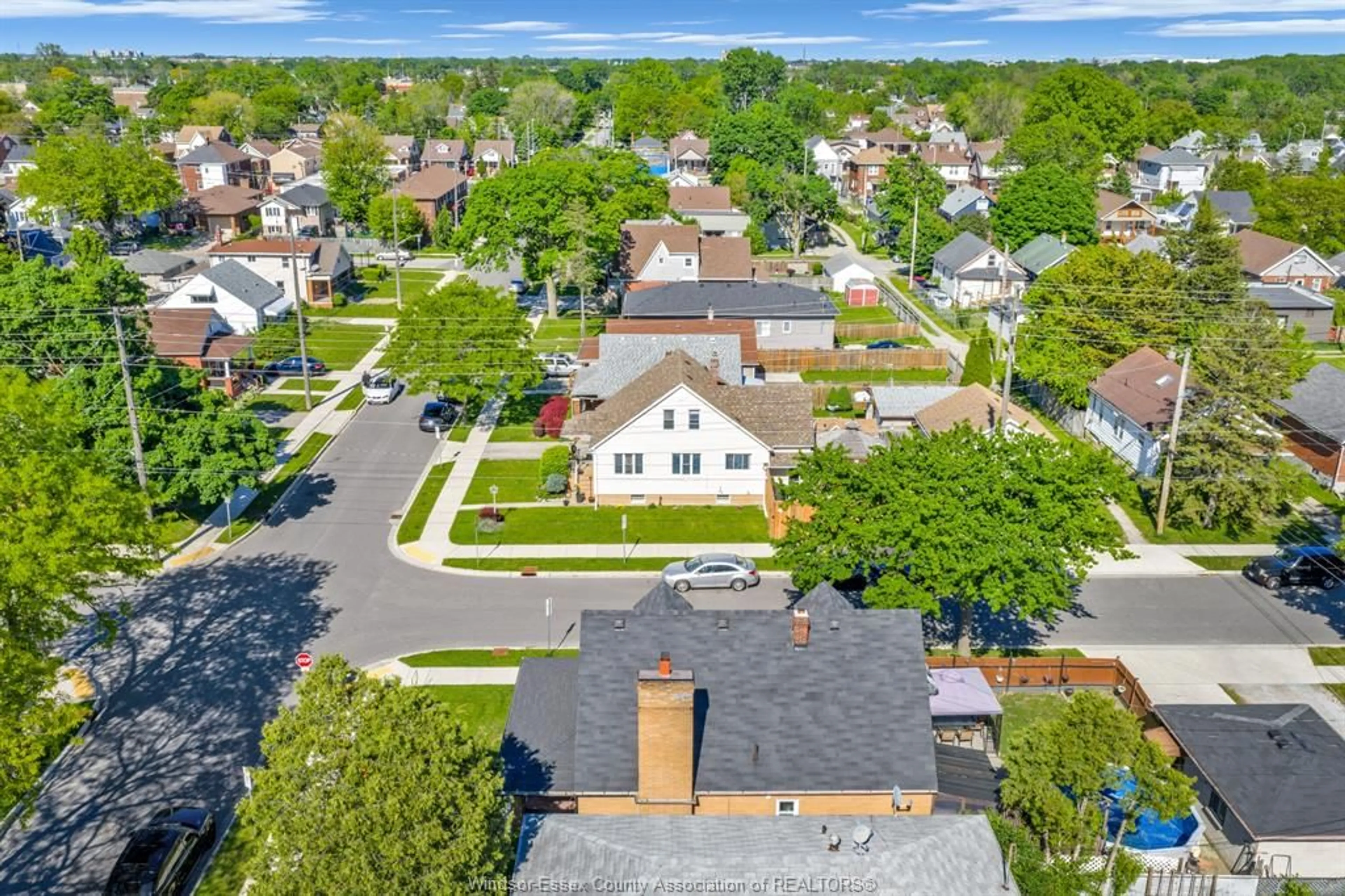 A pic from outside/outdoor area/front of a property/back of a property/a pic from drone, street for 393 LOGAN Ave, Windsor Ontario N8X 2V1