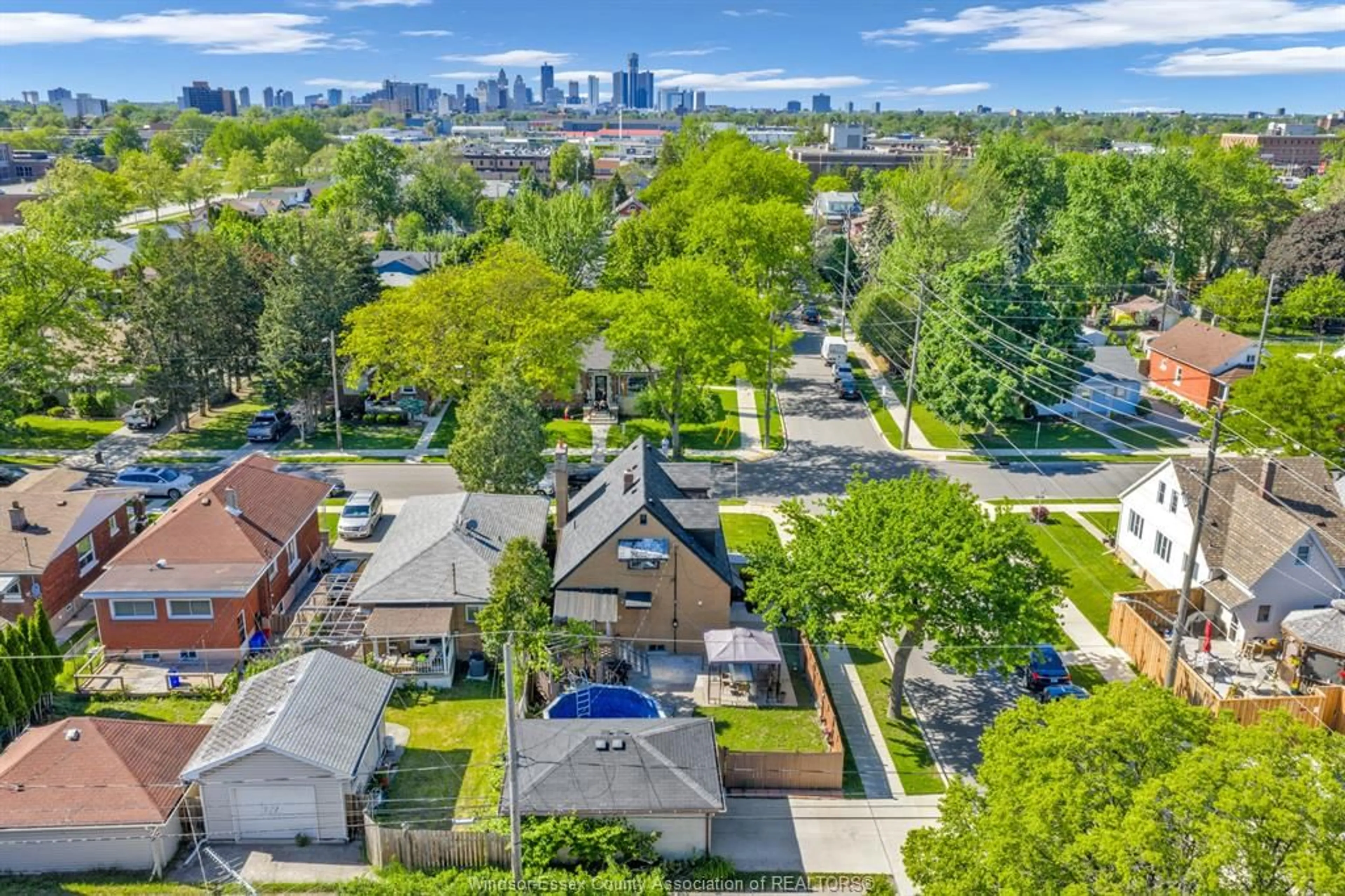 A pic from outside/outdoor area/front of a property/back of a property/a pic from drone, city buildings view from balcony for 393 LOGAN Ave, Windsor Ontario N8X 2V1