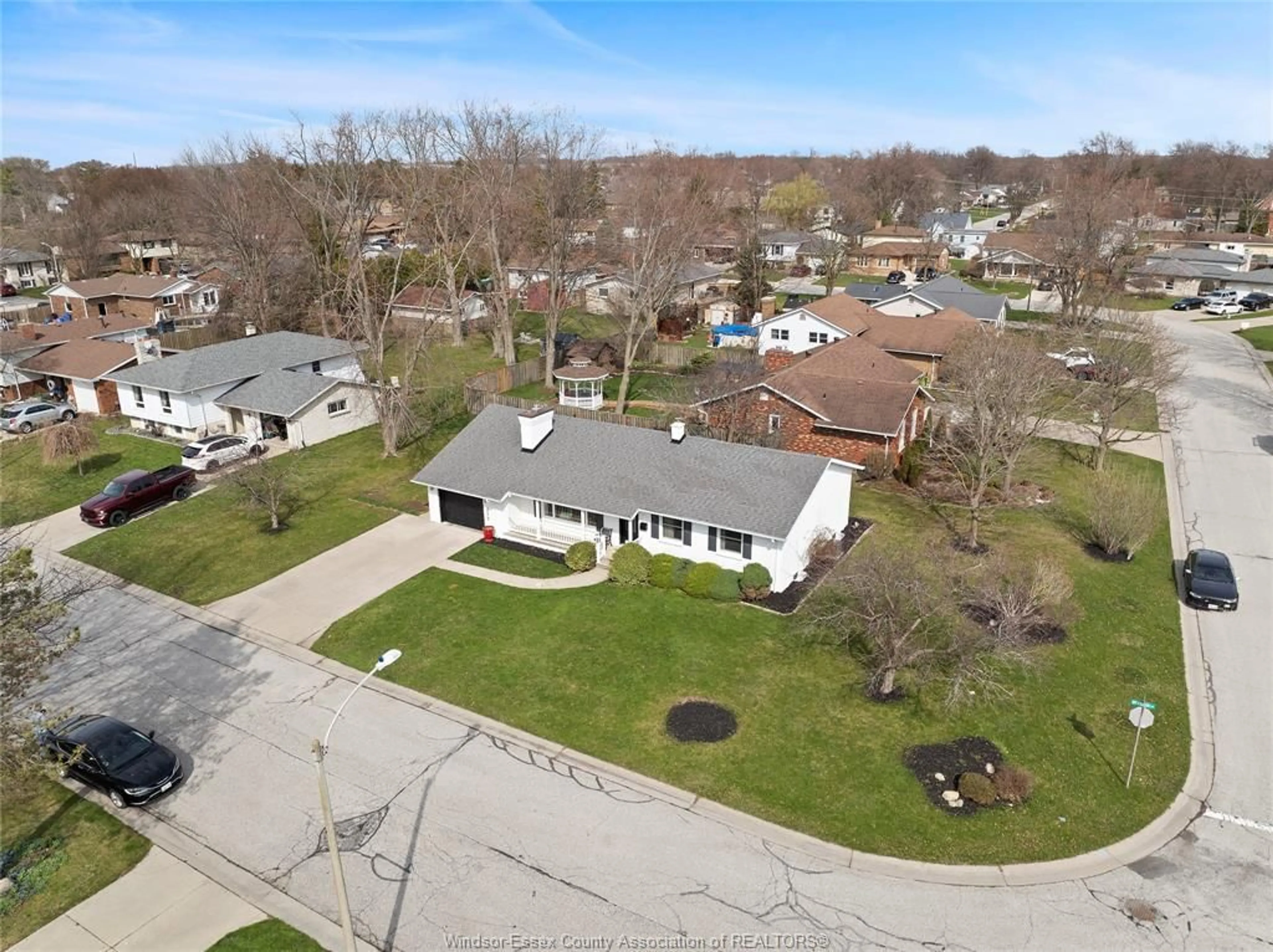 A pic from outside/outdoor area/front of a property/back of a property/a pic from drone, street for 217 WESTLAWN, Kingsville Ontario N8H 2V4