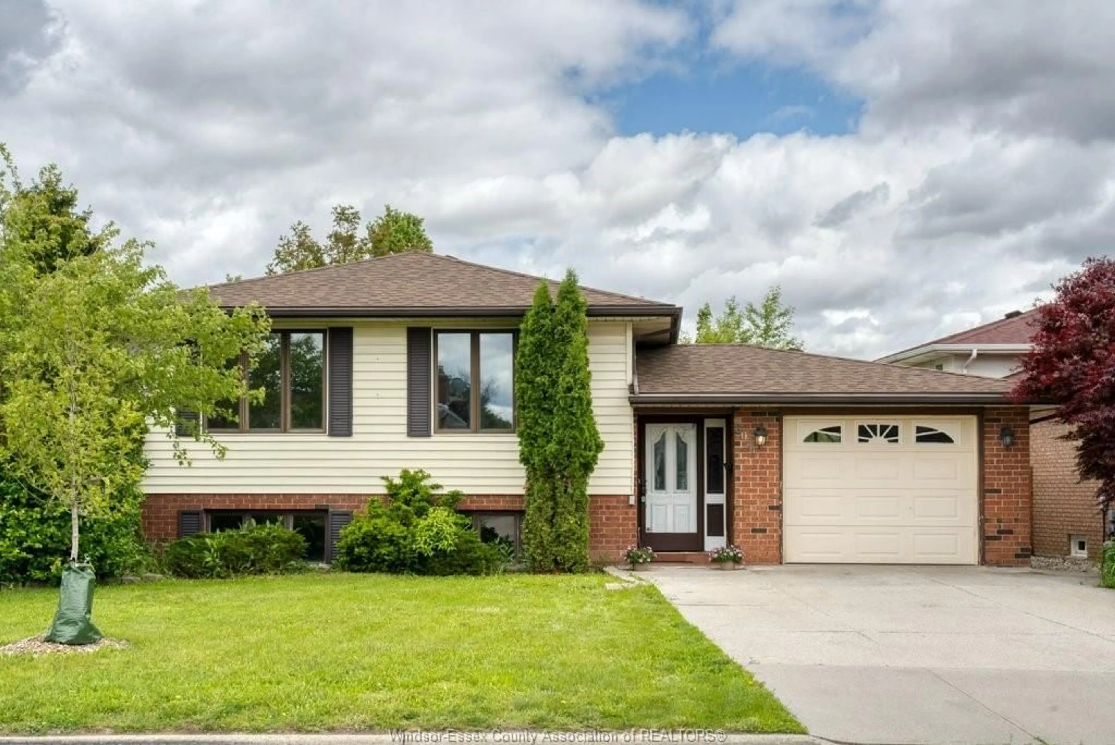 Home with vinyl exterior material, street for 3034 FAZIO Dr, Windsor Ontario N9E 4G1