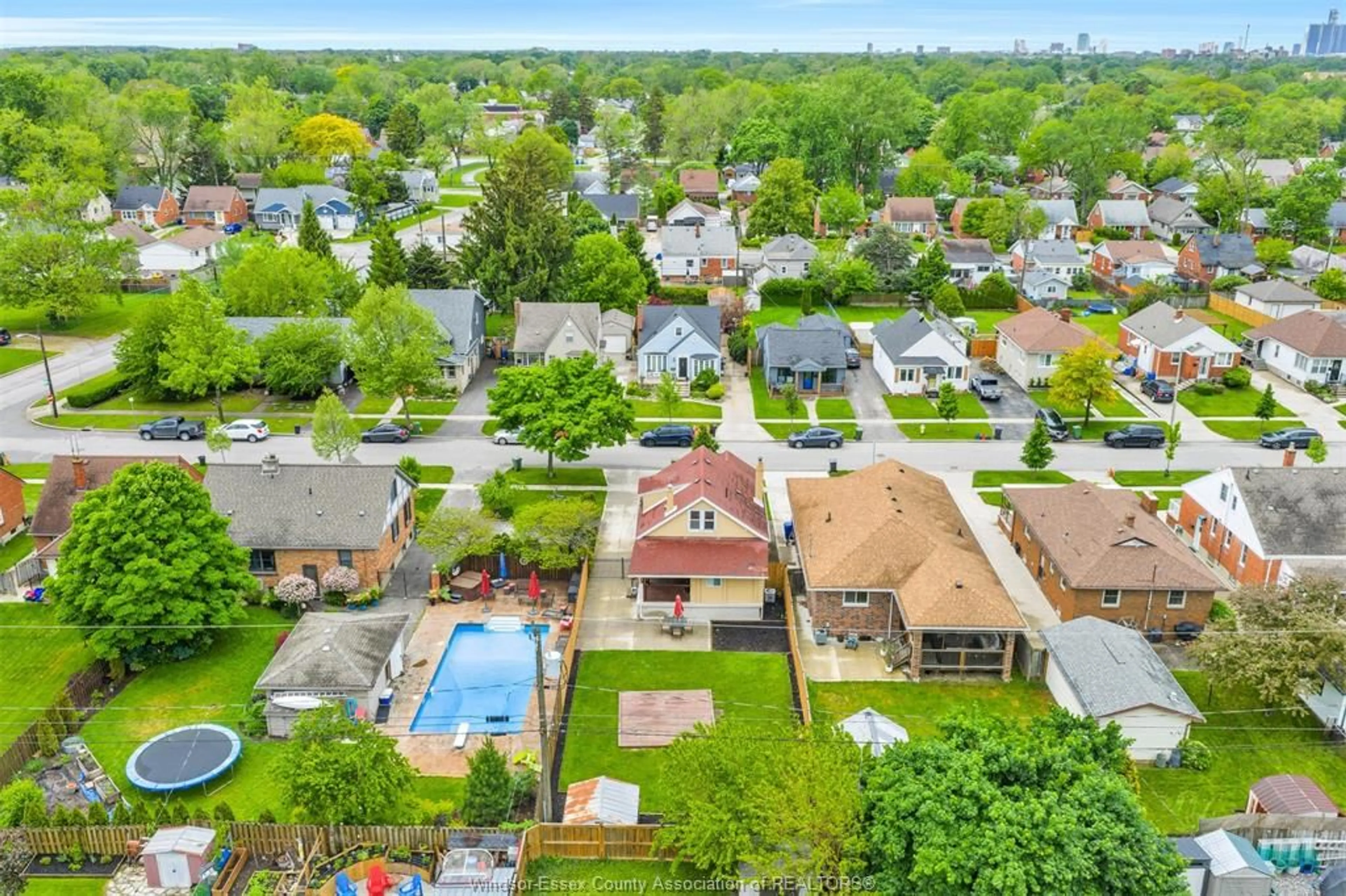 A pic from outside/outdoor area/front of a property/back of a property/a pic from drone, street for 972 ESDRAS Pl, Windsor Ontario N9S 2M9
