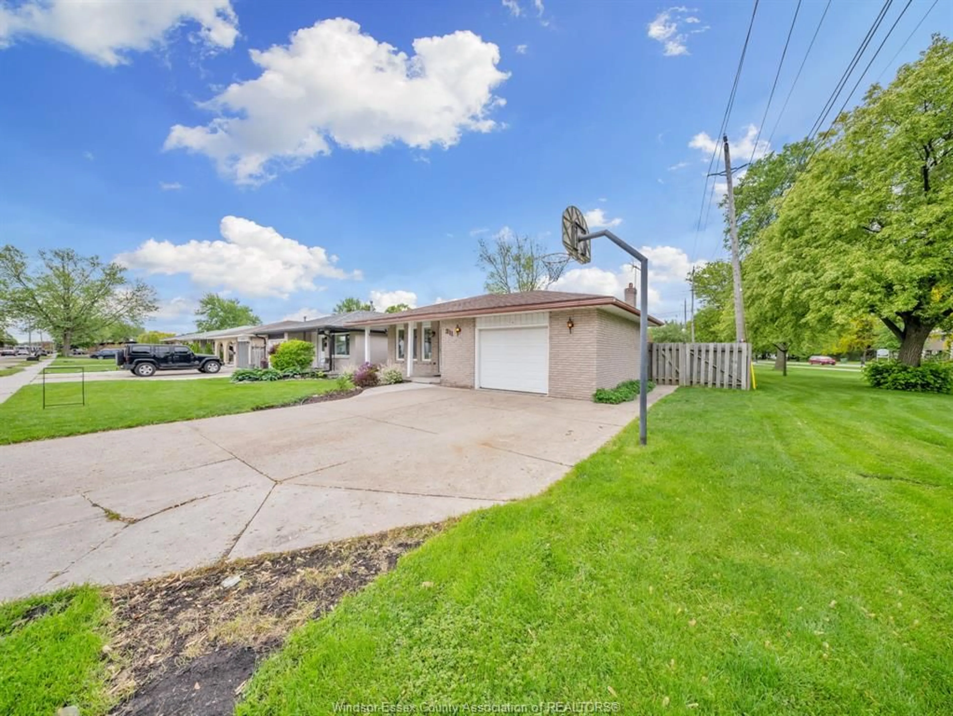 A pic from outside/outdoor area/front of a property/back of a property/a pic from drone, street for 311 DIEPPE St, Windsor Ontario N8S 3V3