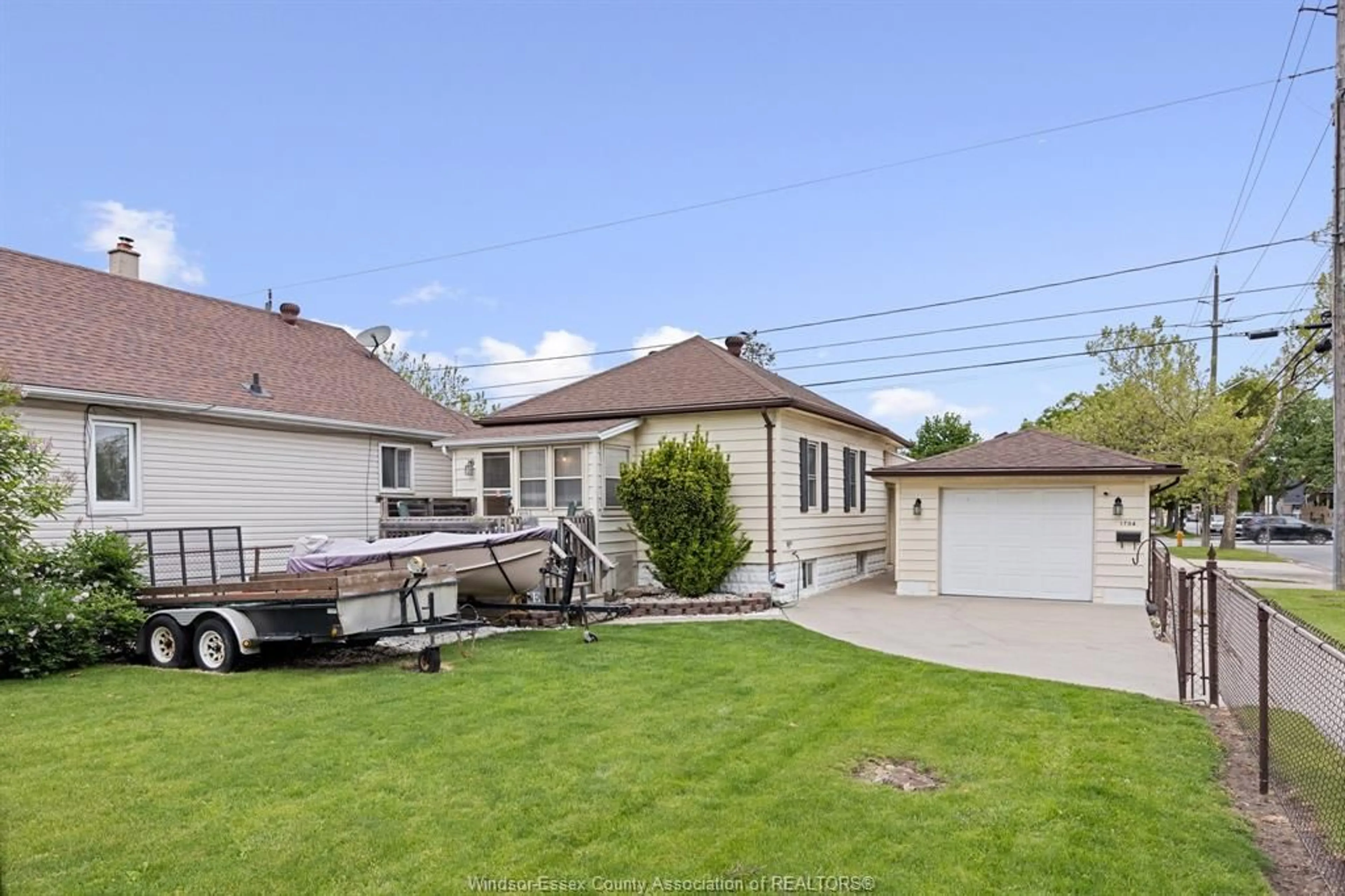 A pic from outside/outdoor area/front of a property/back of a property/a pic from drone, street for 1794 HICKORY Rd, Windsor Ontario N8Y 3T5