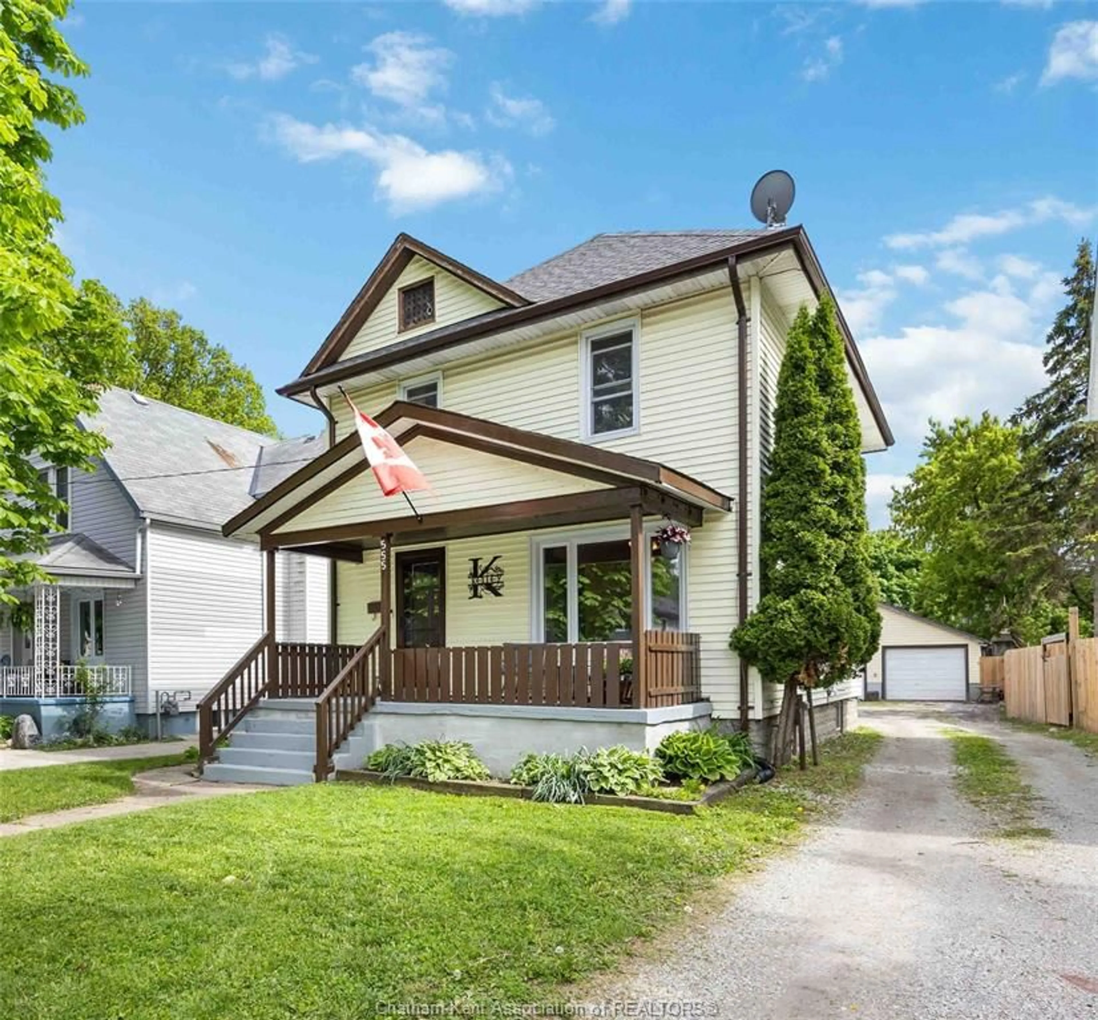 Home with vinyl exterior material, street for 555 Confederation St, Sarnia Ontario N7T 2C1