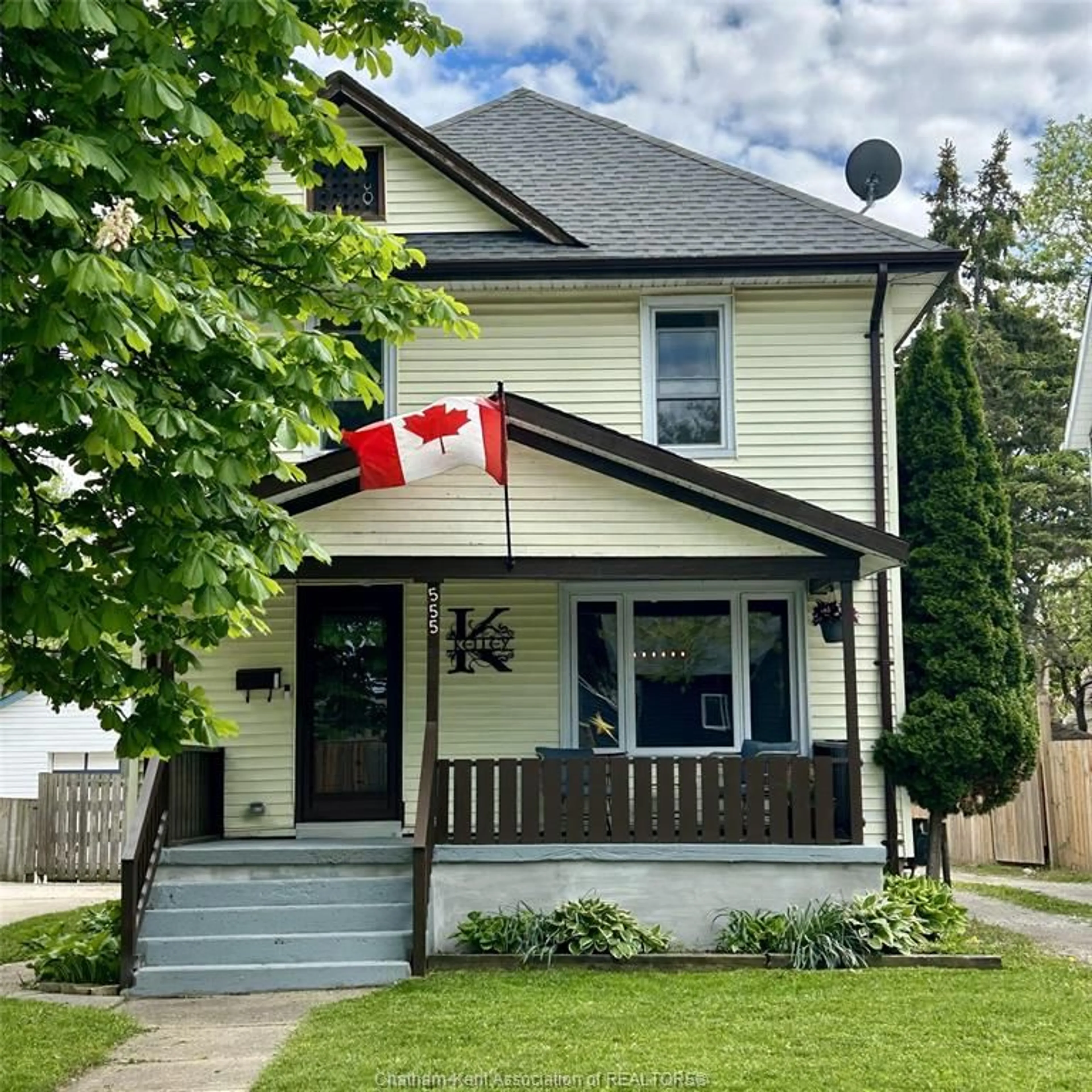 Home with vinyl exterior material, street for 555 Confederation St, Sarnia Ontario N7T 2C1