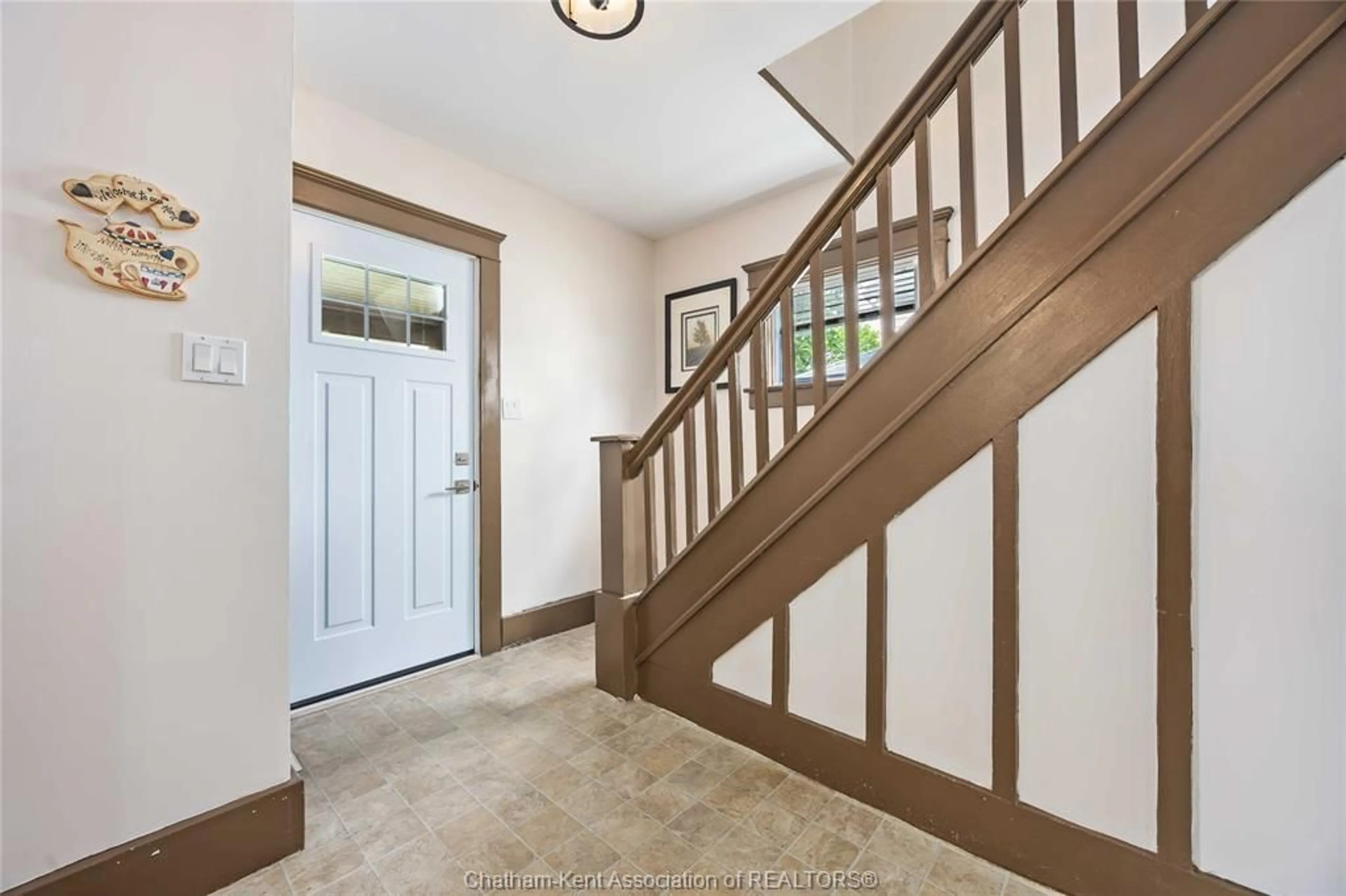 Indoor entryway for 555 Confederation St, Sarnia Ontario N7T 2C1