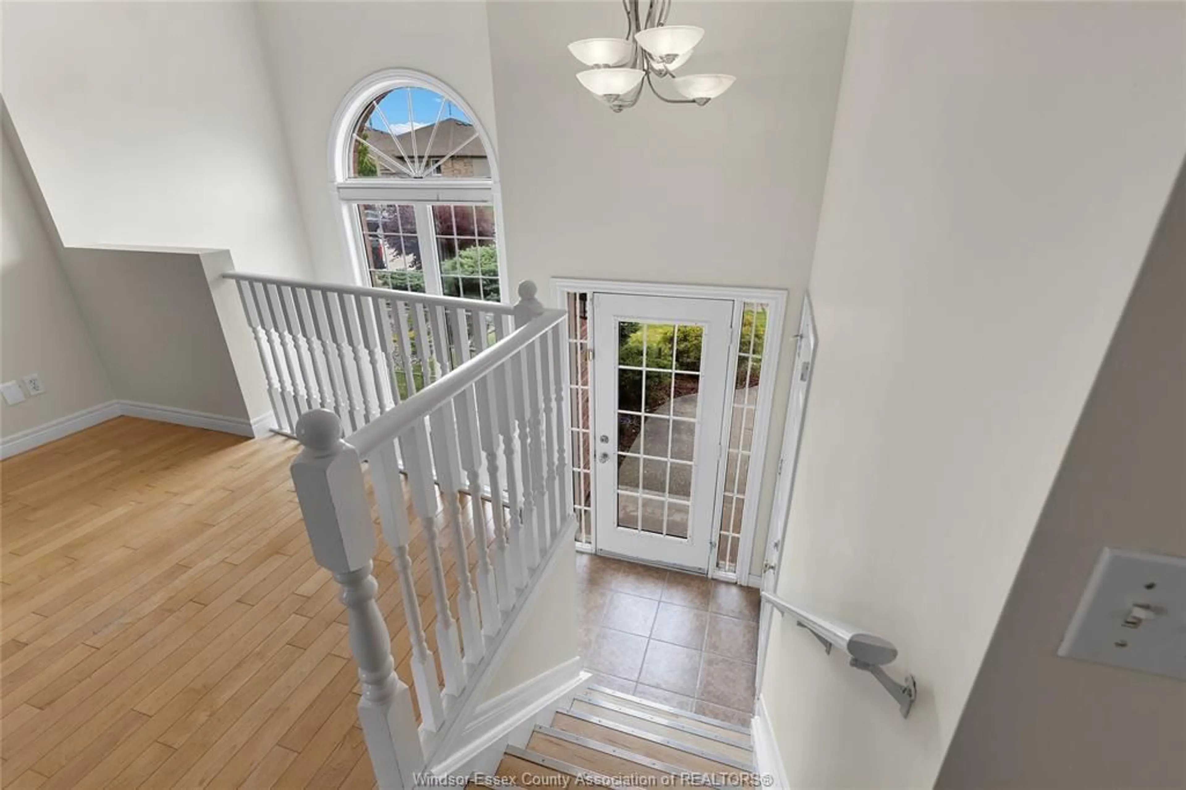 Indoor entryway for 2235 KEVIN, LaSalle Ontario N9H 2R1