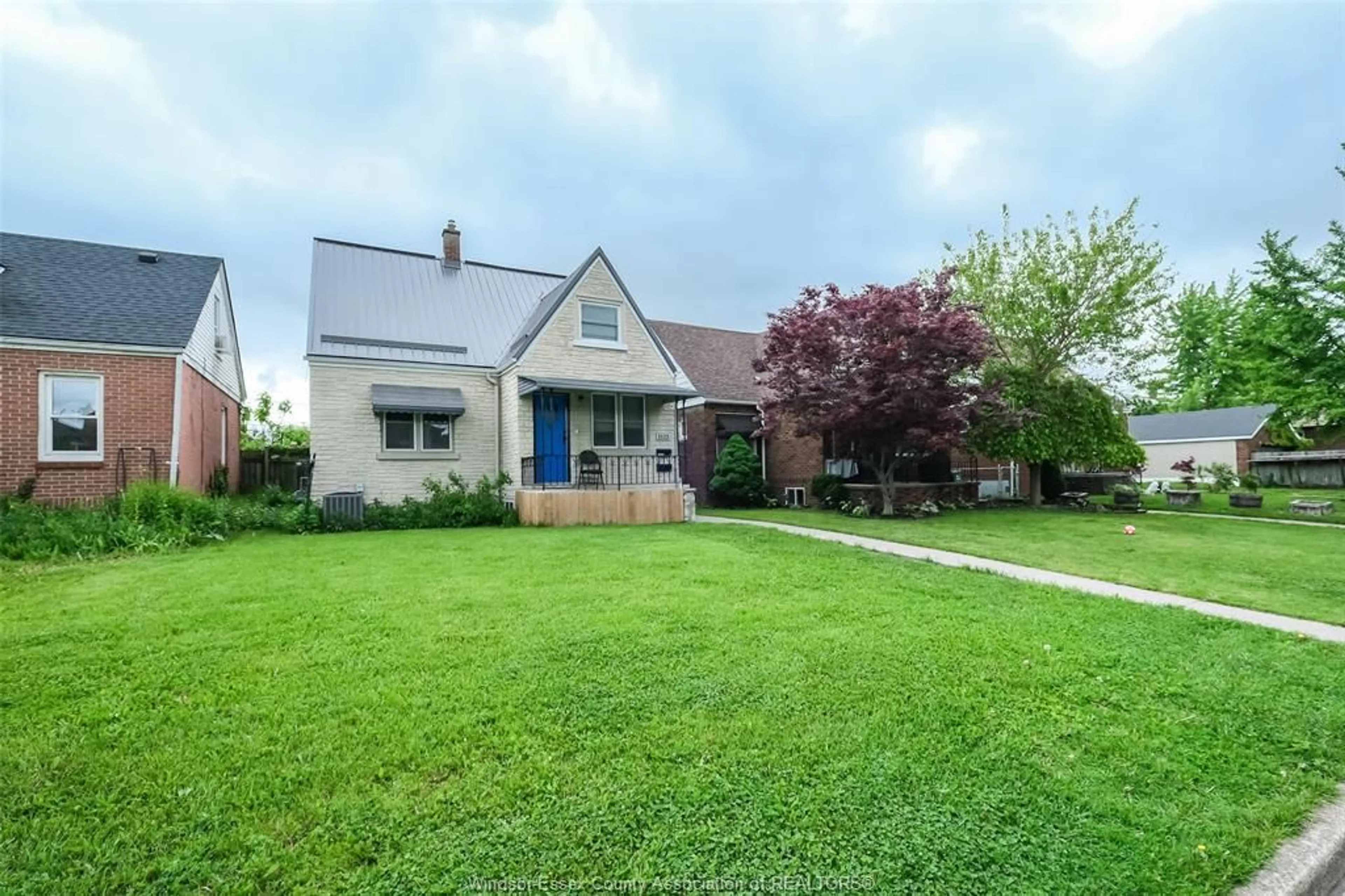 A pic from outside/outdoor area/front of a property/back of a property/a pic from drone, street for 1523 BENJAMIN Ave, Windsor Ontario N8X 4N3