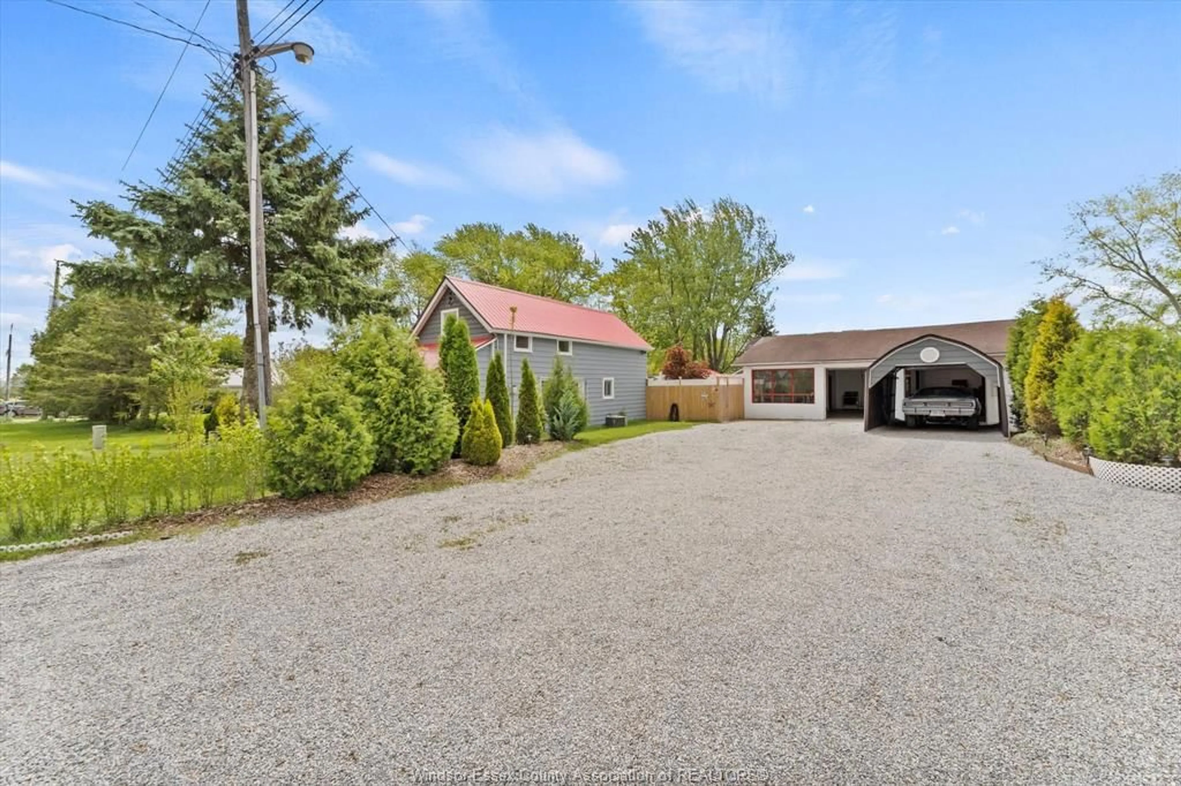 A pic from outside/outdoor area/front of a property/back of a property/a pic from drone, street for 1057 OAK, Kingsville Ontario N9Y 3T6