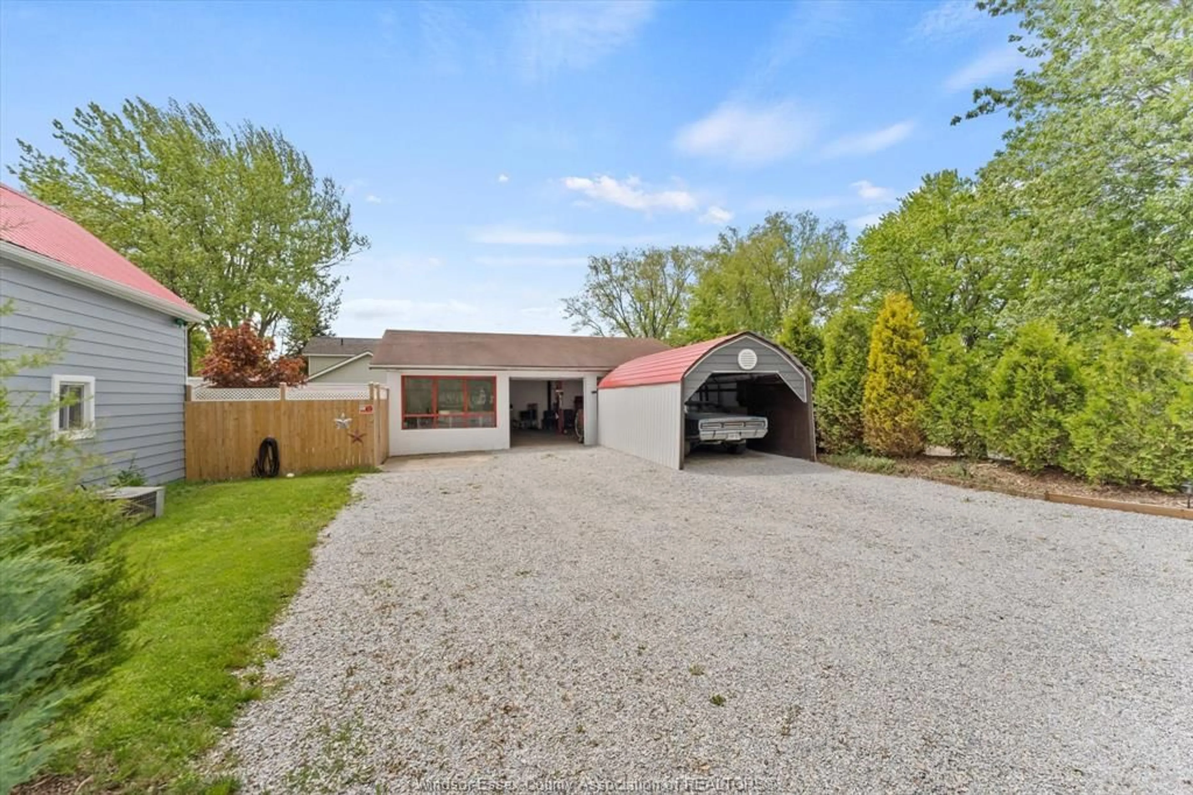 A pic from outside/outdoor area/front of a property/back of a property/a pic from drone, street for 1057 OAK, Kingsville Ontario N9Y 3T6