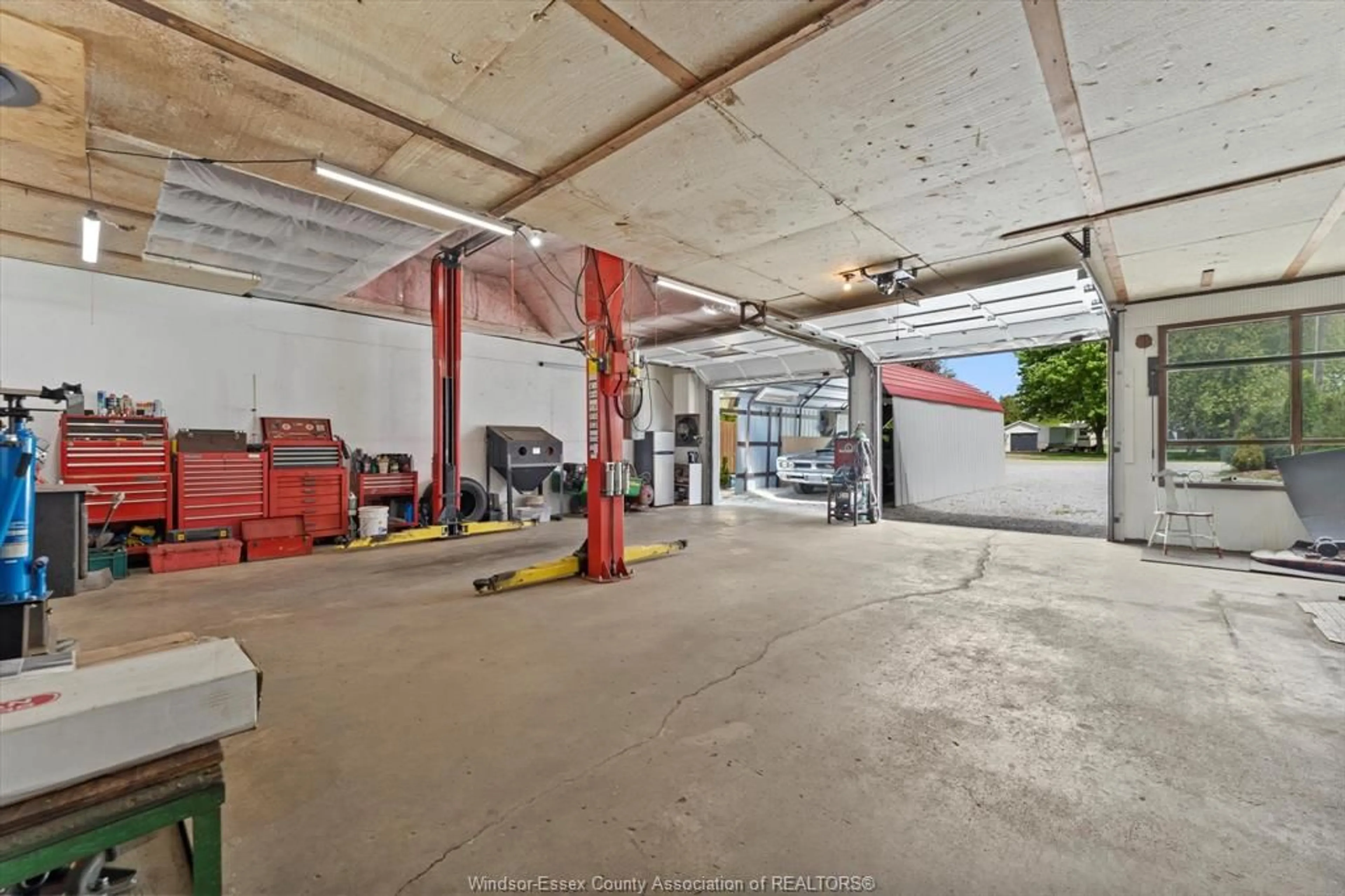 Indoor garage for 1057 OAK, Kingsville Ontario N9Y 3T6