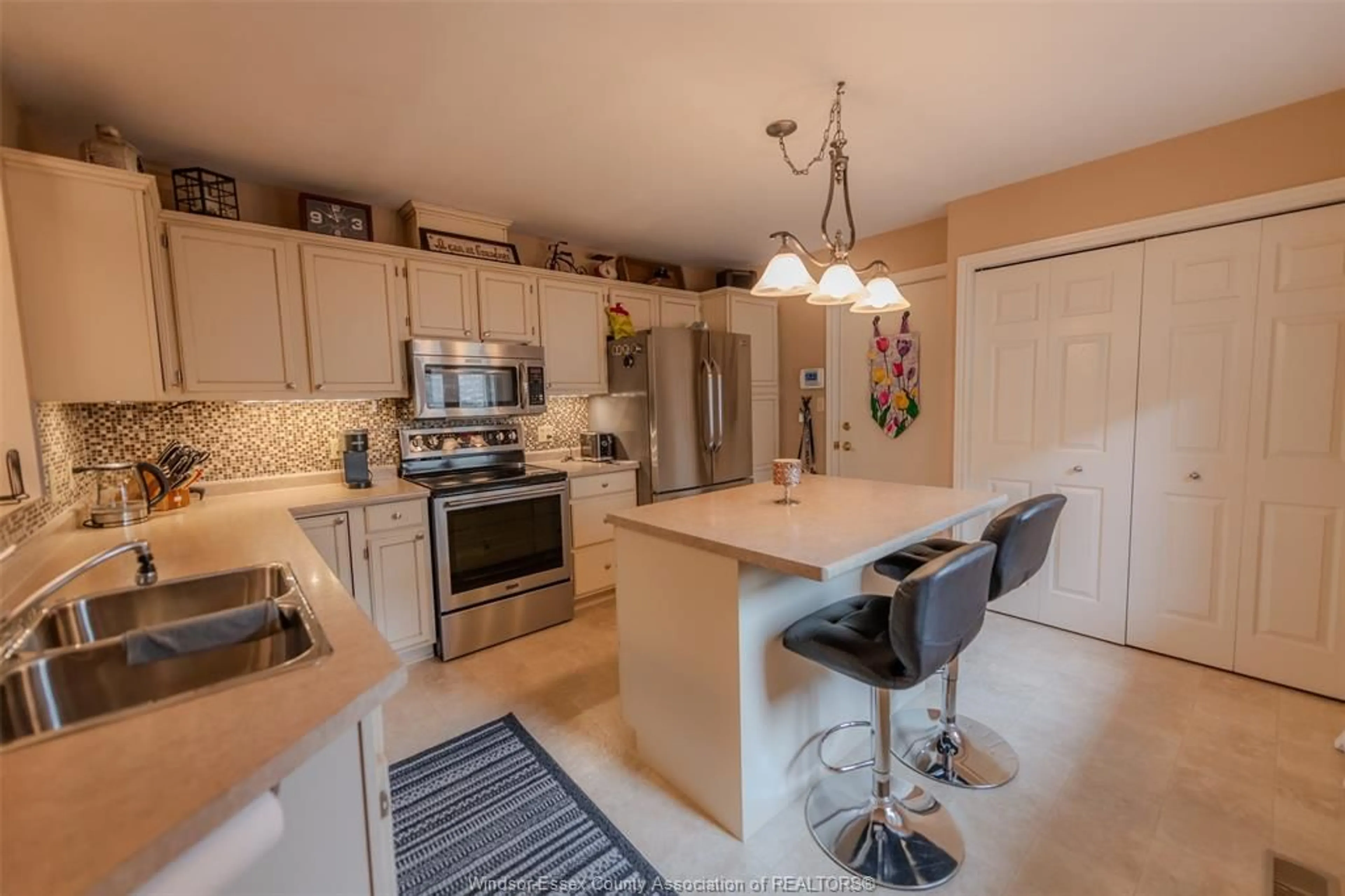 Open concept kitchen, ceramic/tile floor for 48B CHEYENNE Crt, Leamington Ontario N8H 5E3