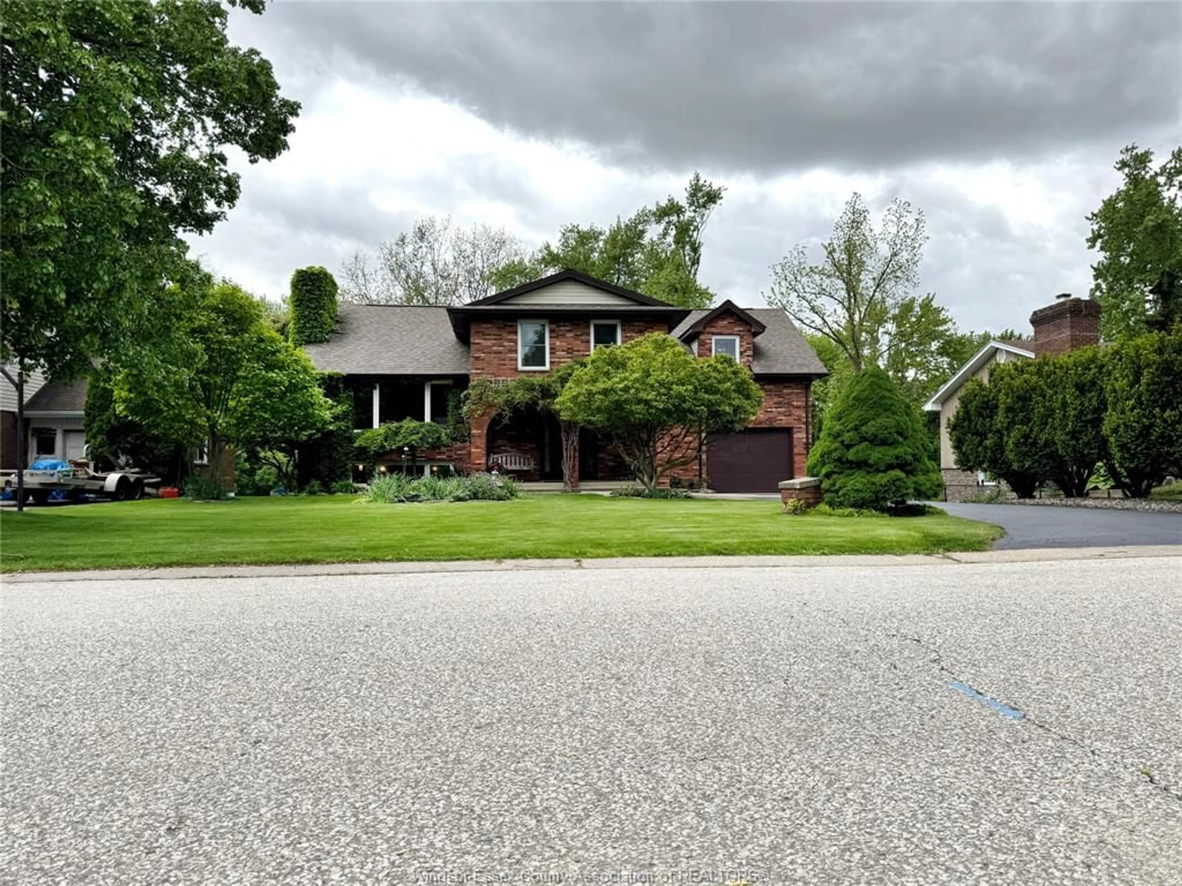 A pic from outside/outdoor area/front of a property/back of a property/a pic from drone, street for 122 AUGUSTINE Dr, Kingsville Ontario N9W 1C5