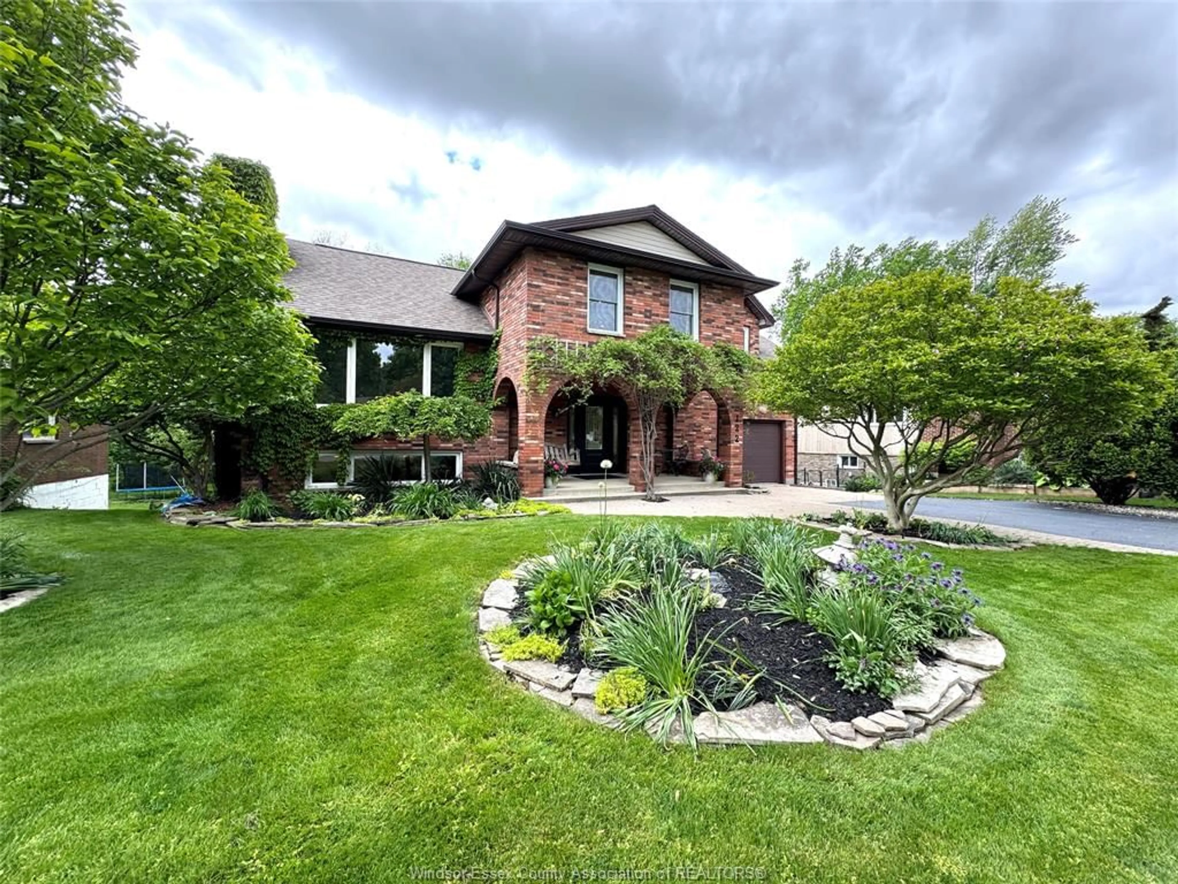 Unknown for 122 AUGUSTINE Dr, Kingsville Ontario N9W 1C5