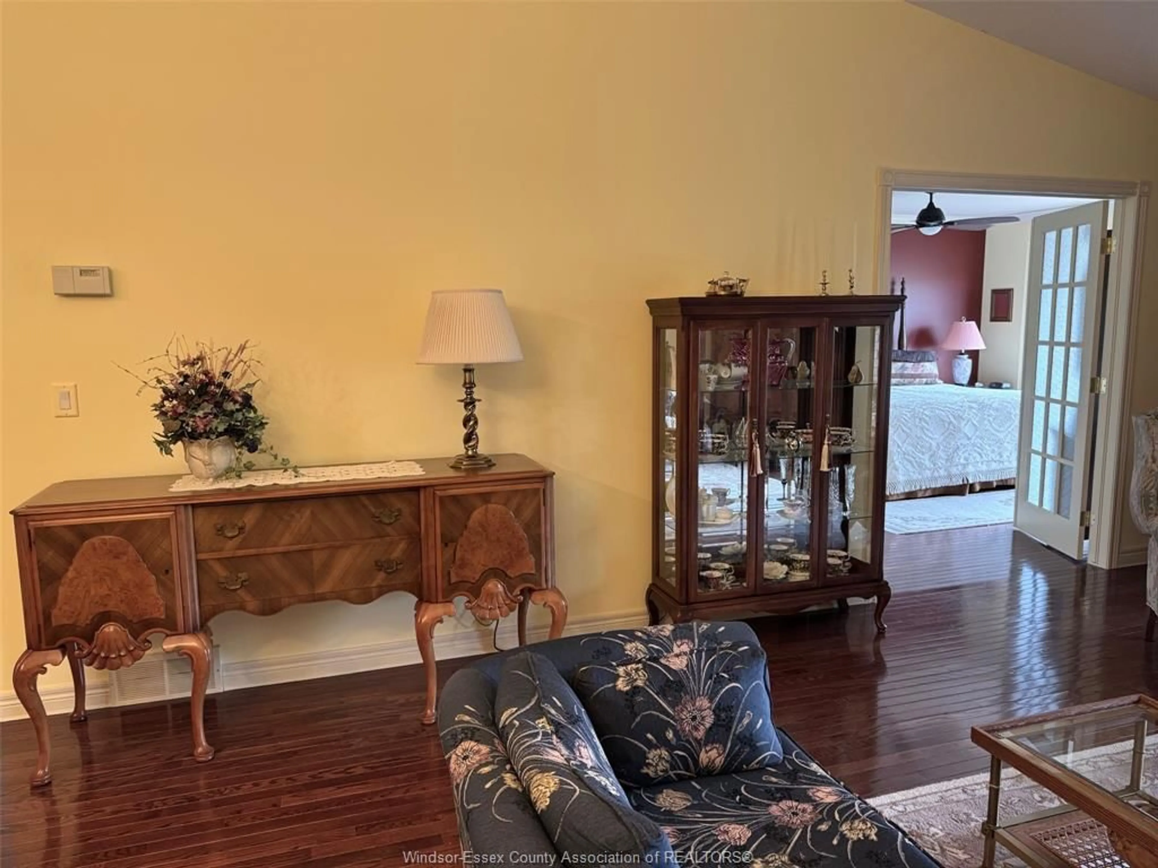 Living room with furniture, wood/laminate floor for 67 QUEENS HILL Cres, Leamington Ontario N8H 5M5