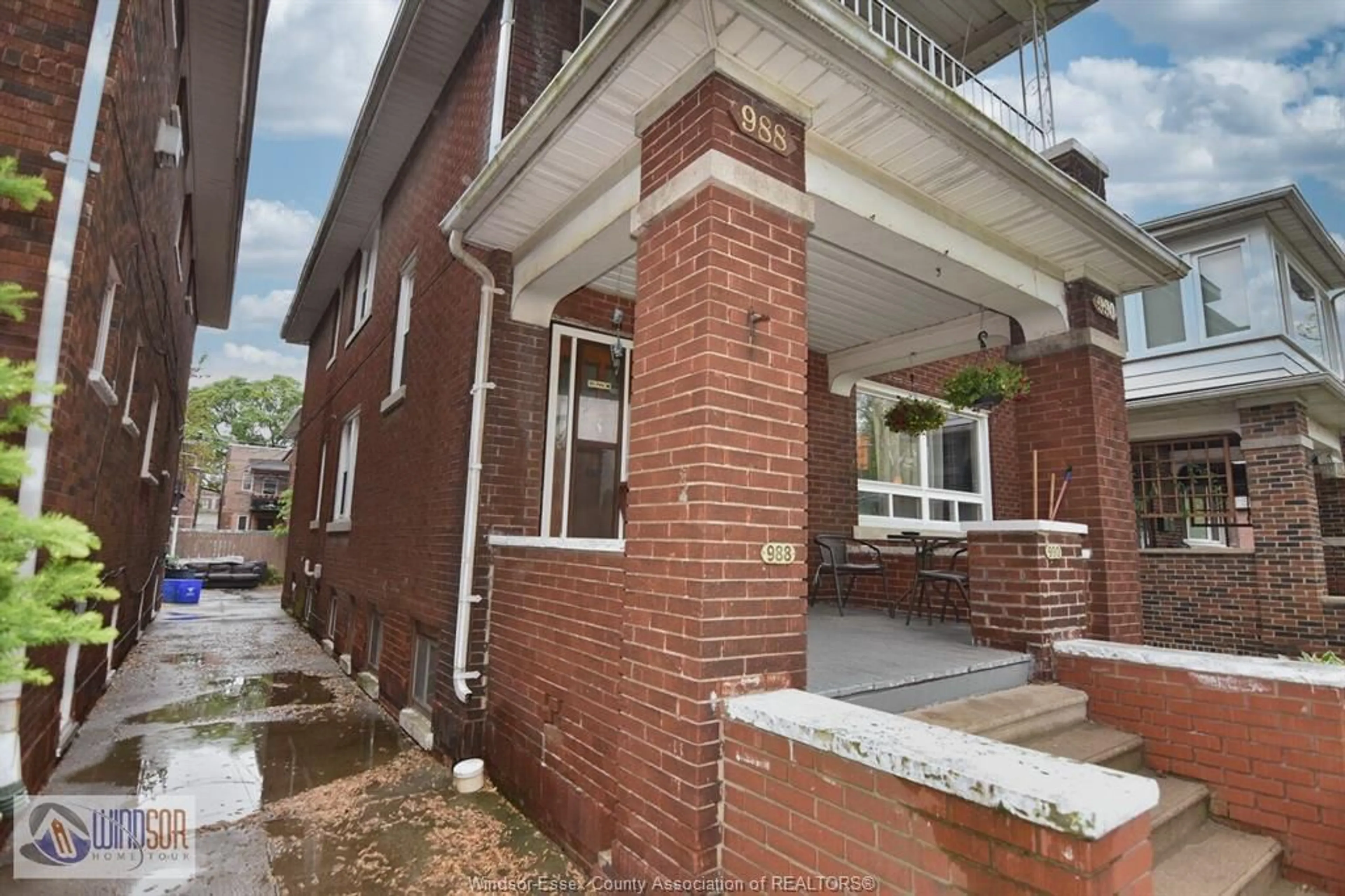 Home with brick exterior material, building for 988-990 VICTORIA, Windsor Ontario N9A 4N4