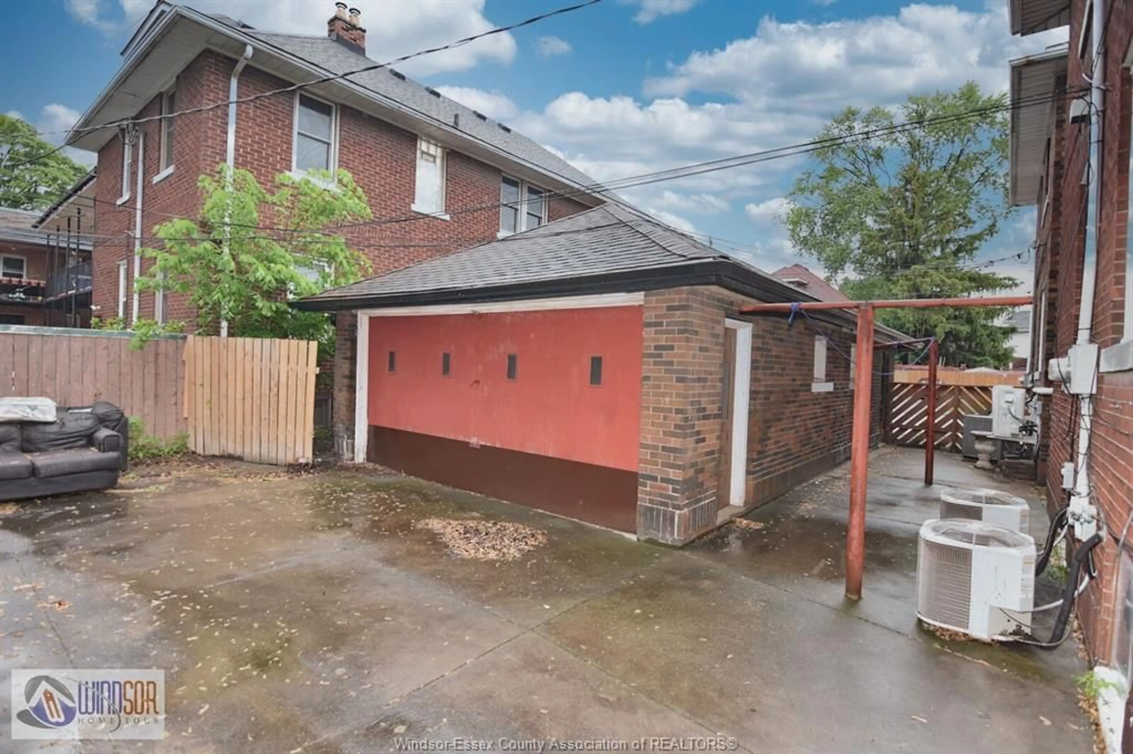 A pic from outside/outdoor area/front of a property/back of a property/a pic from drone, street for 988-990 VICTORIA, Windsor Ontario N9A 4N4