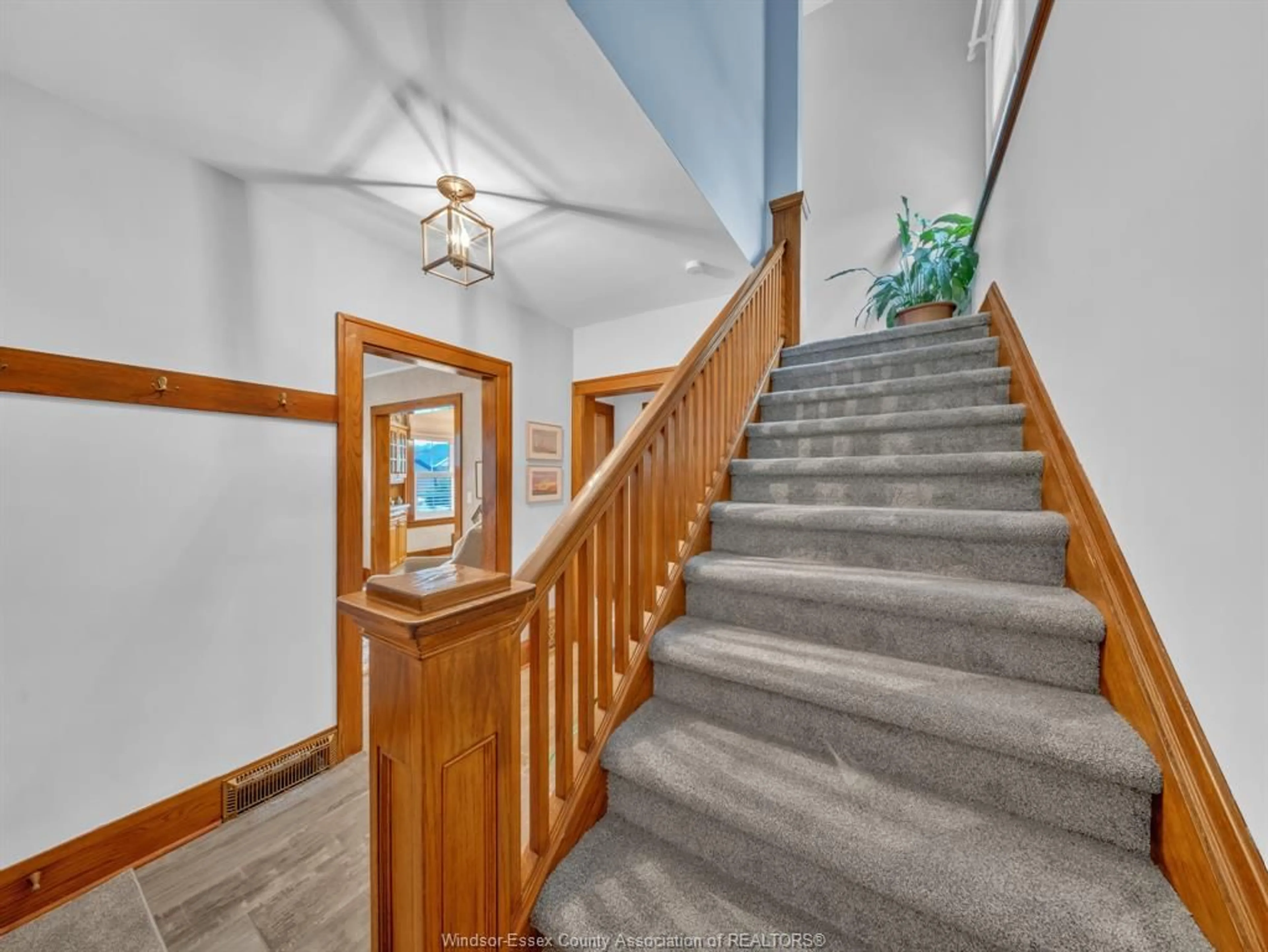 Indoor foyer for 2295 CHILVER Rd, Windsor Ontario N8W 2V4