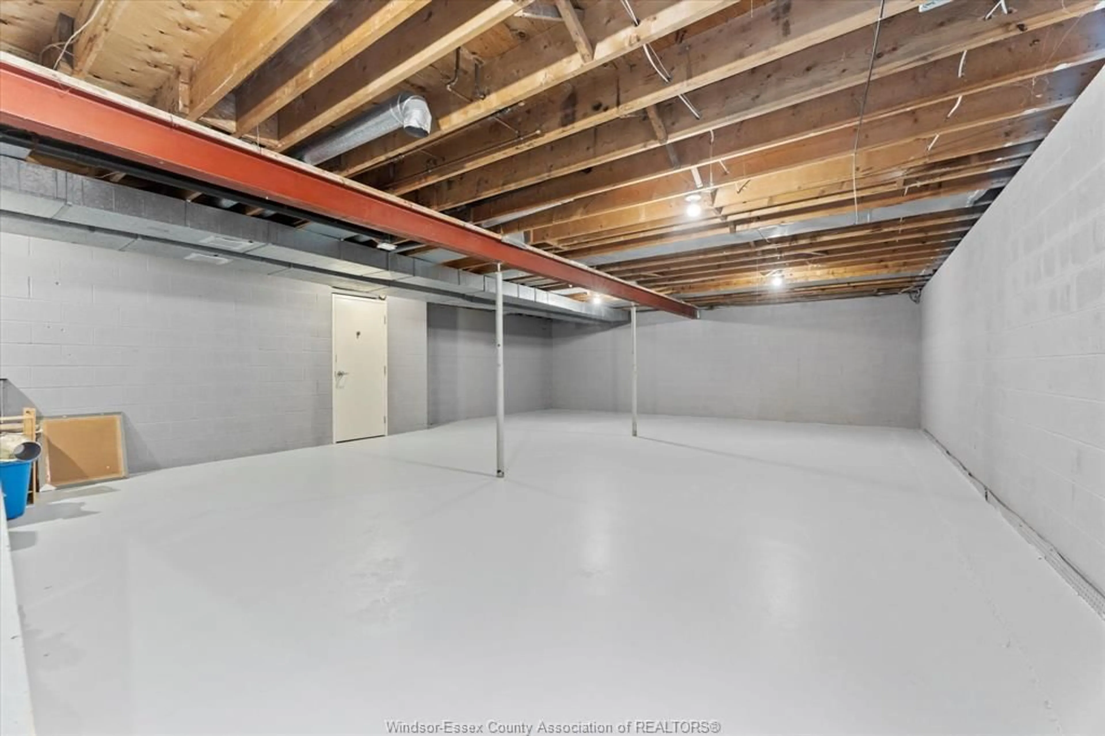 Indoor garage for 4827 CHELSEA Dr, LaSalle Ontario N9H 1E4