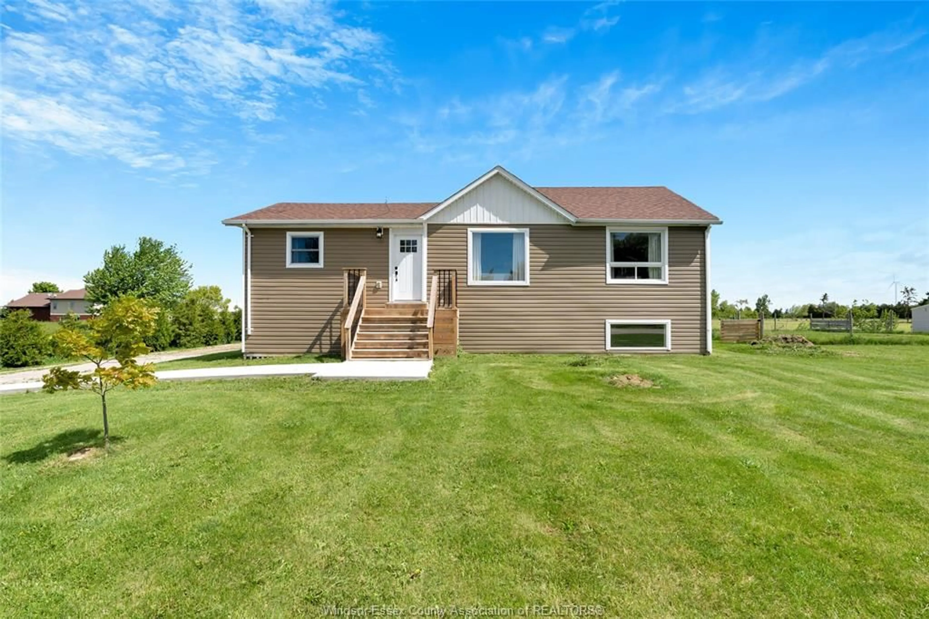 Home with vinyl exterior material, water/lake/river/ocean view for 1584 GORE Rd, Harrow Ontario N0R 1G0