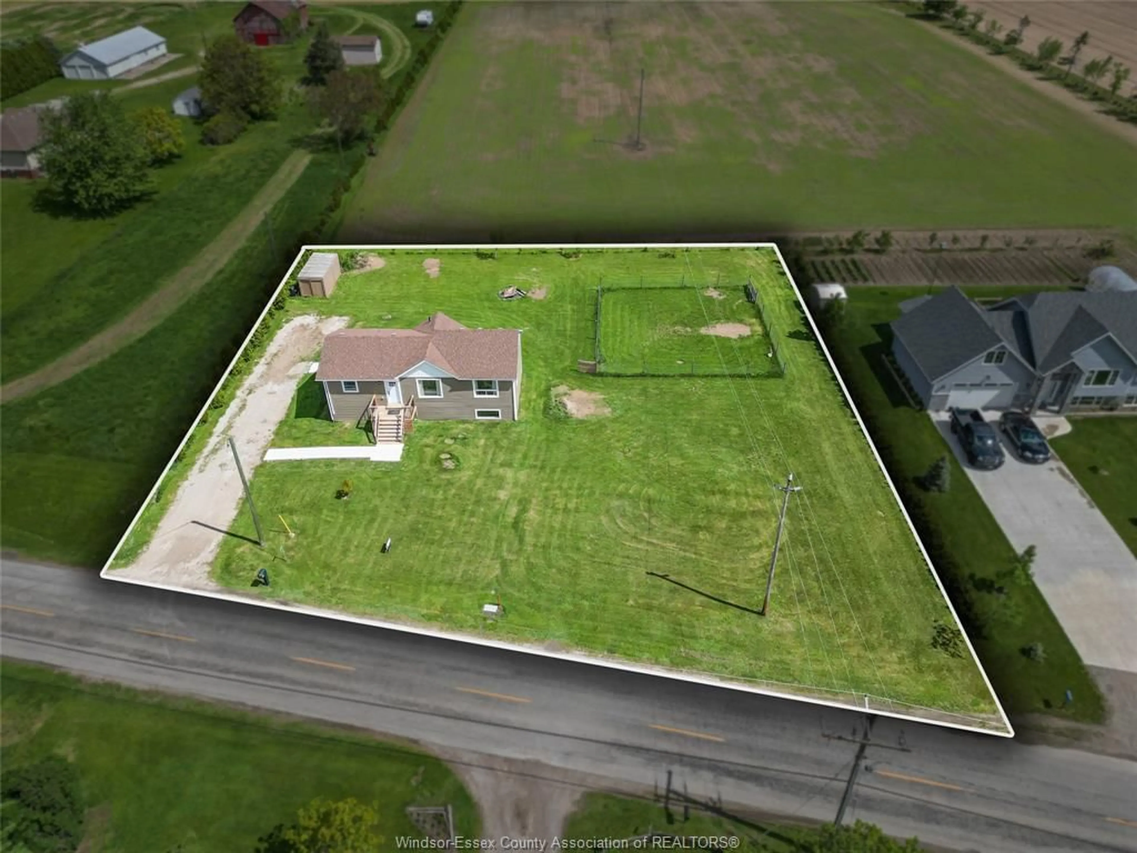 A pic from outside/outdoor area/front of a property/back of a property/a pic from drone, building for 1584 GORE Rd, Harrow Ontario N0R 1G0