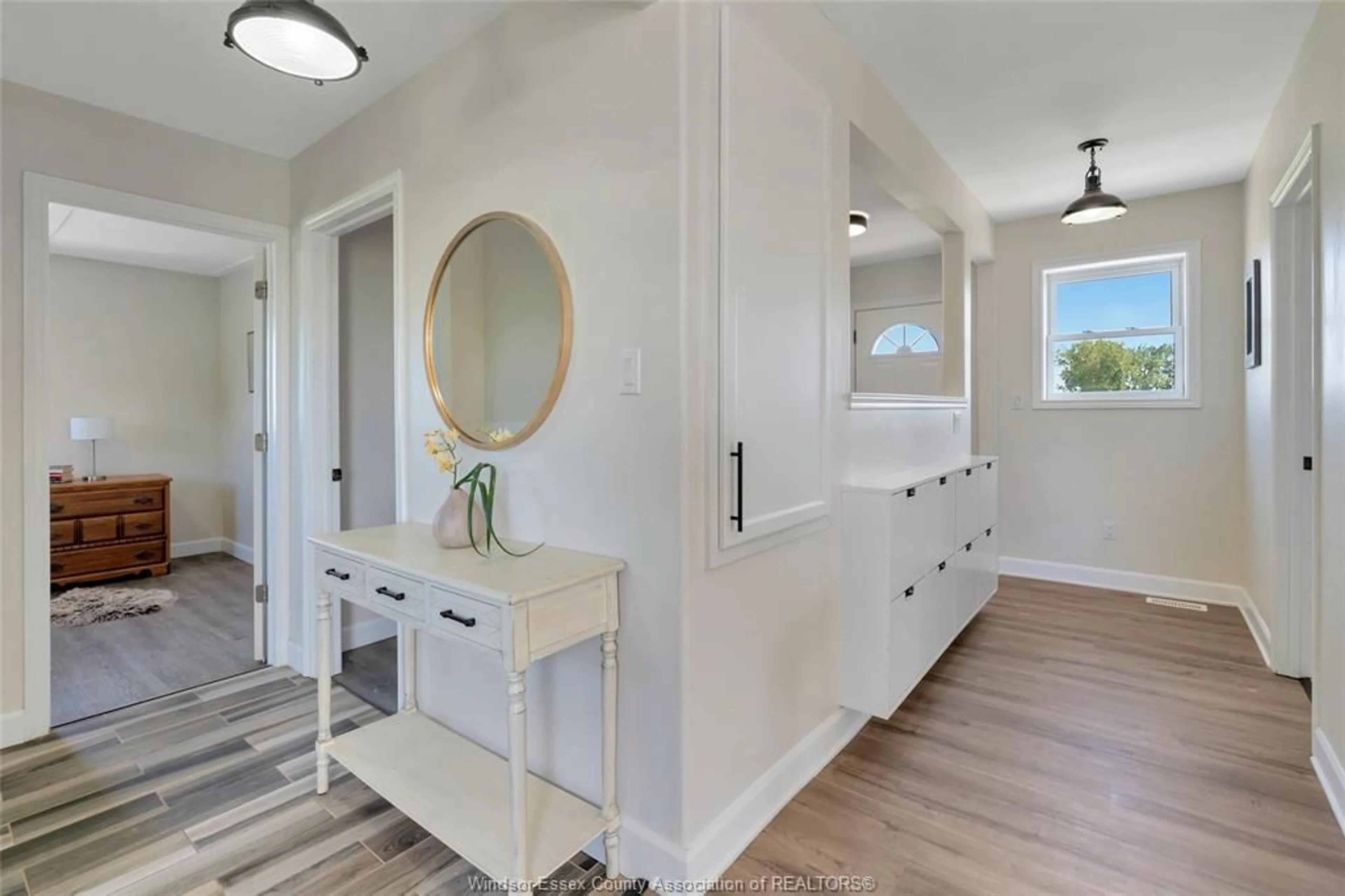 Indoor entryway for 1584 GORE Rd, Harrow Ontario N0R 1G0