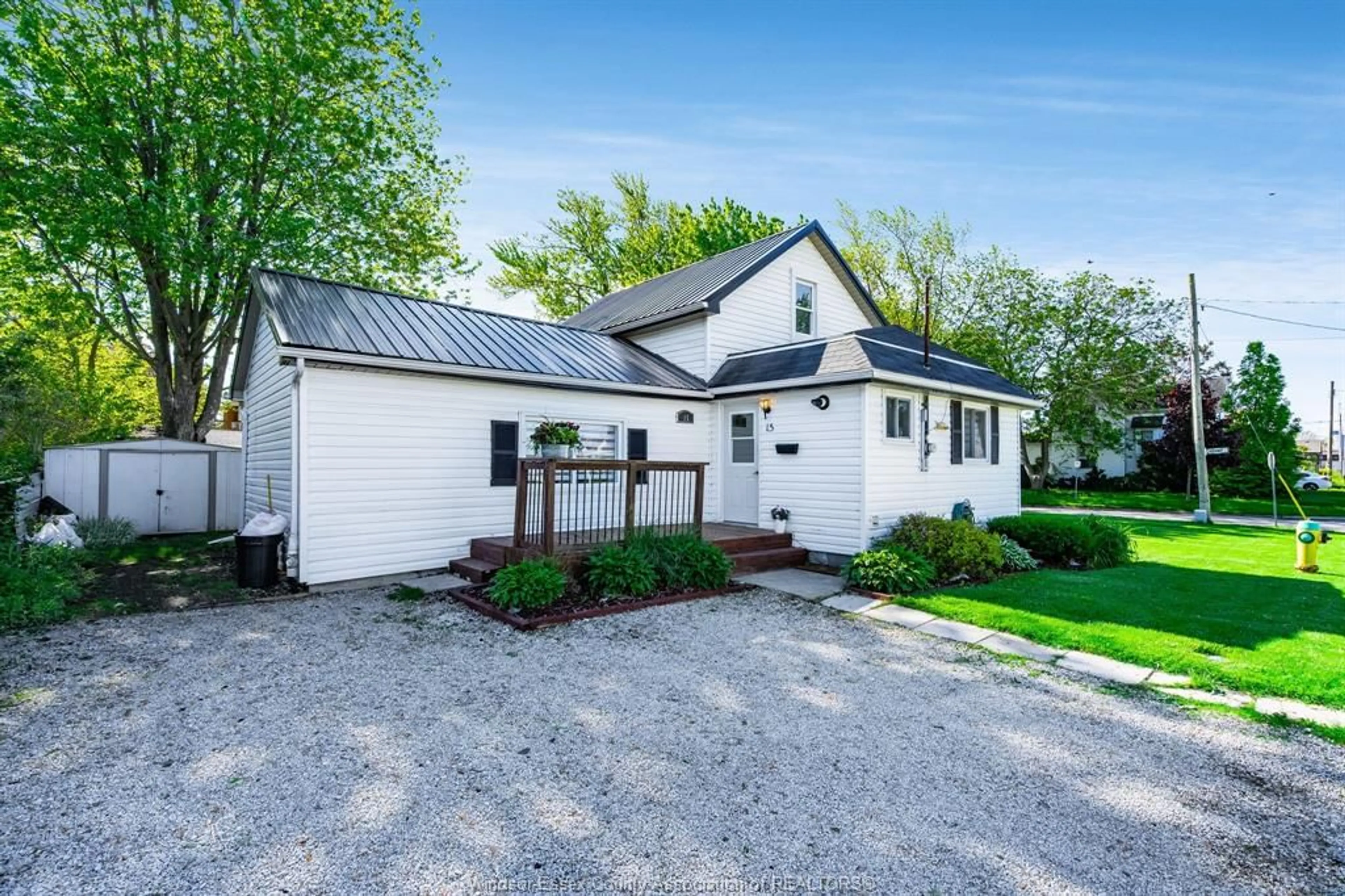 Home with vinyl exterior material, street for 15 Montgomery, Leamington Ontario N8H 2A2