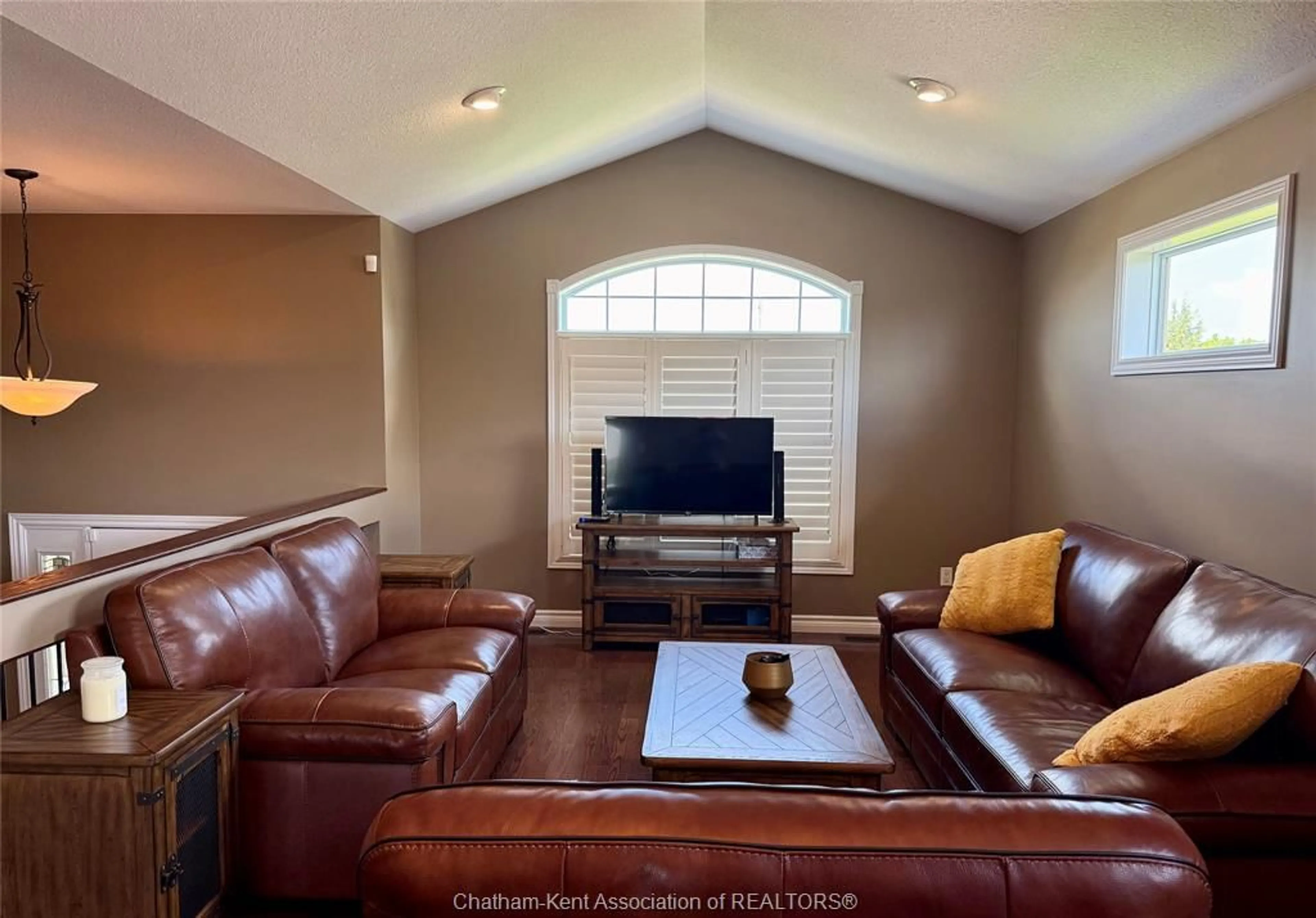 Living room with furniture, unknown for 118 Molengraaf Way, Chatham Ontario N7M 0A2