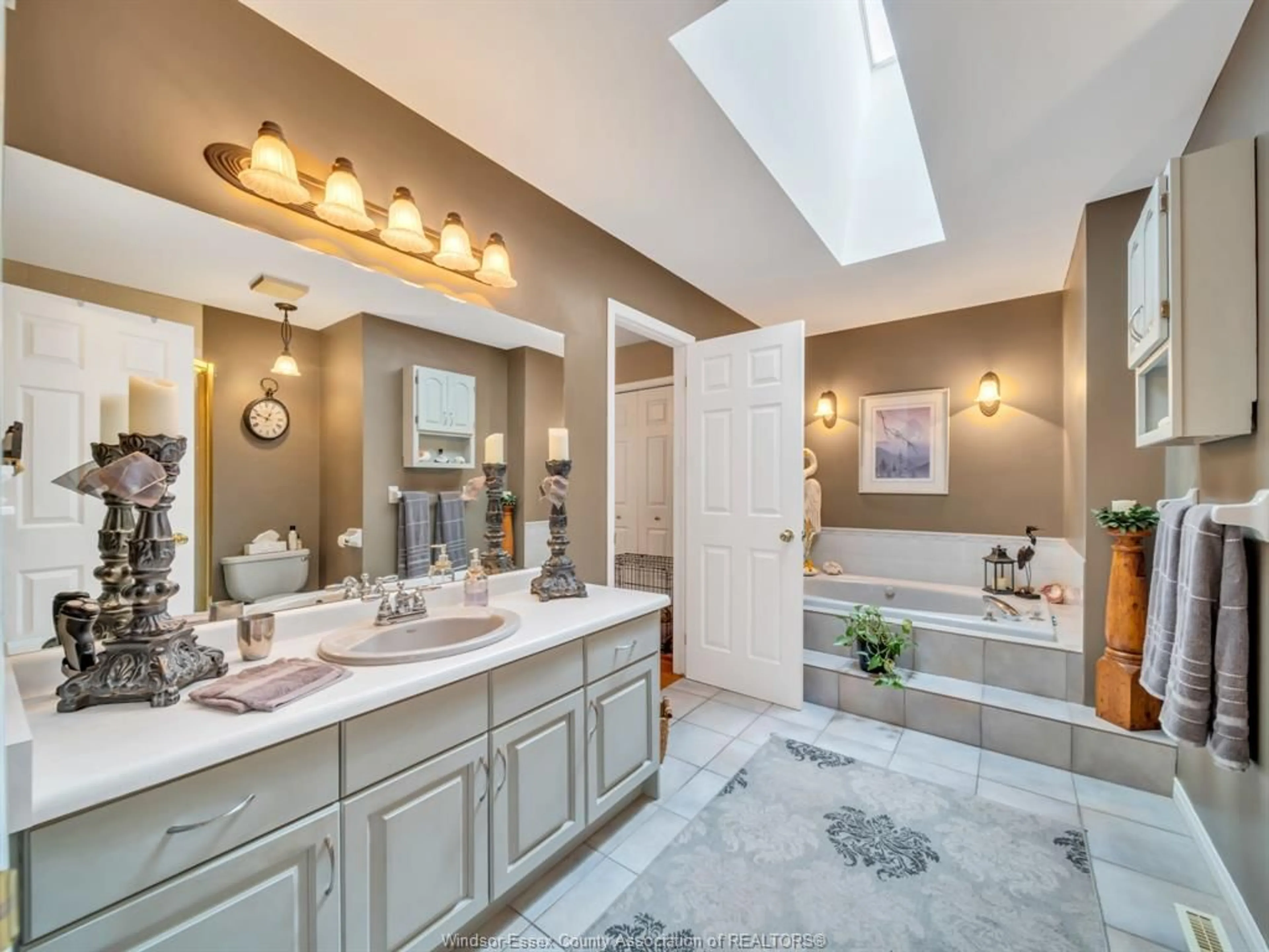 Contemporary bathroom, ceramic/tile floor for 12753 JACIE Crt, Tecumseh Ontario N8N 4W9