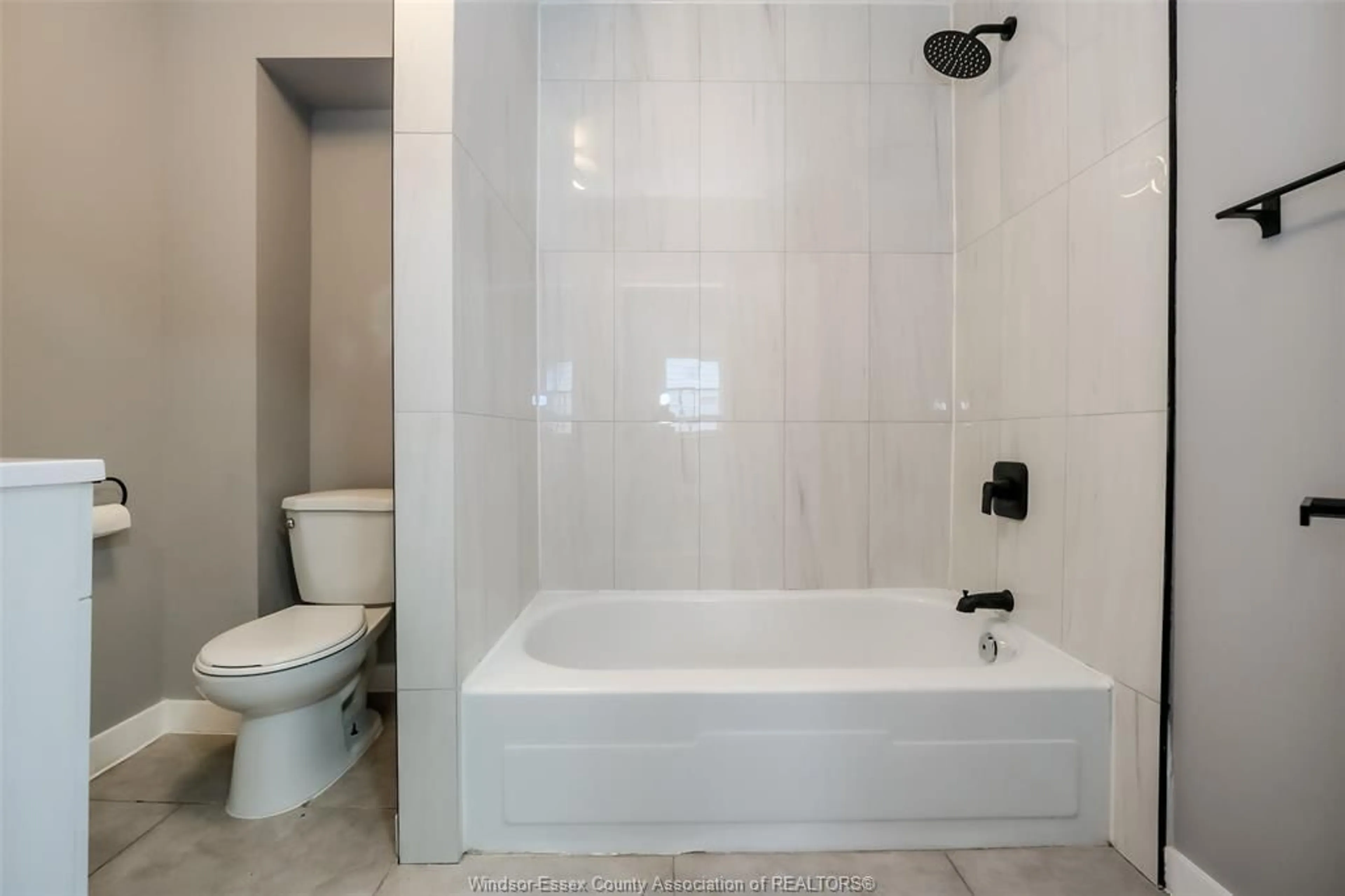 Standard bathroom, ceramic/tile floor for 256 PARENT, Windsor Ontario N9A 2B6