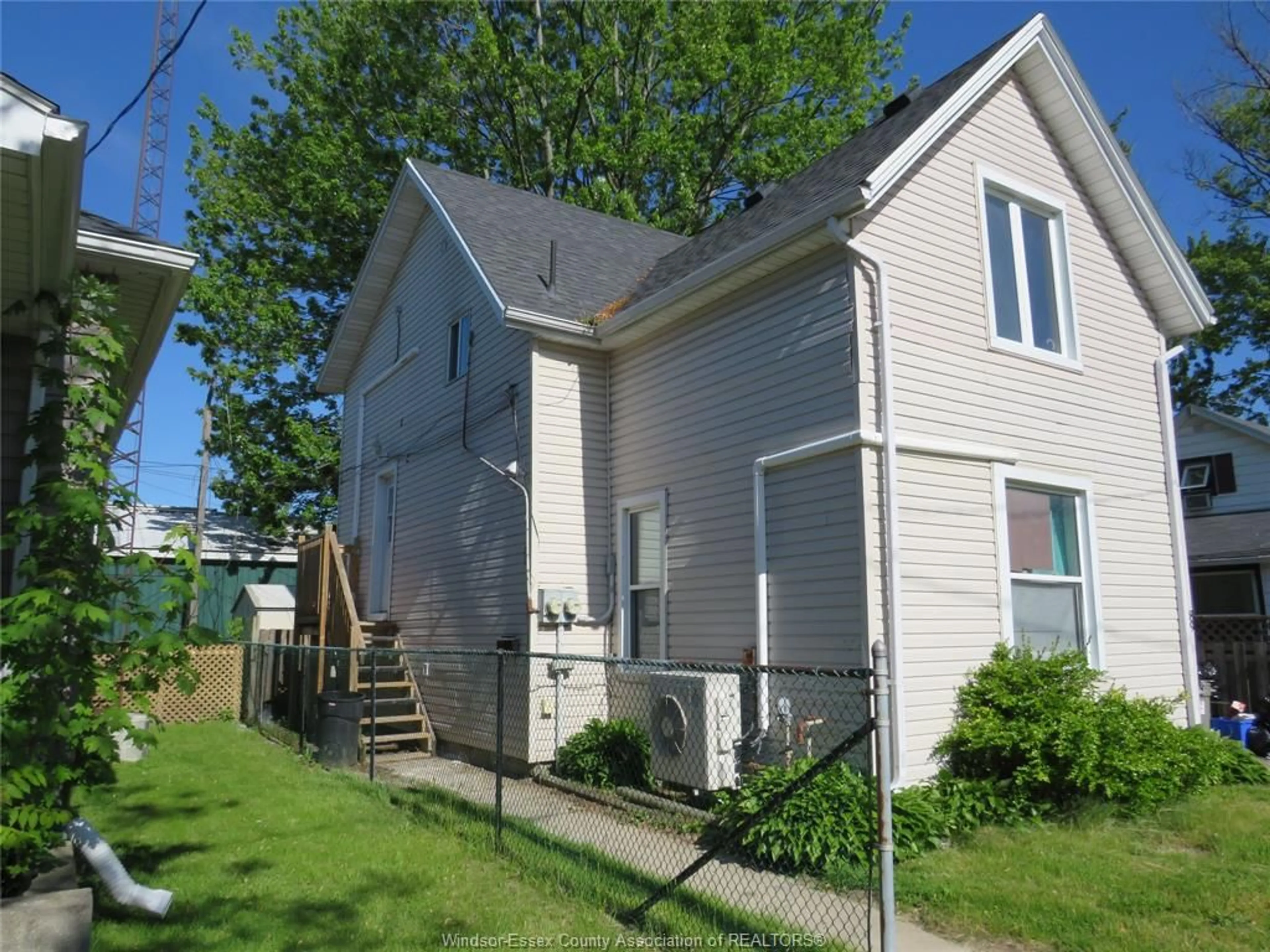 Home with vinyl exterior material, street for 89 PRINCESS, Leamington Ontario N8H 2Z1