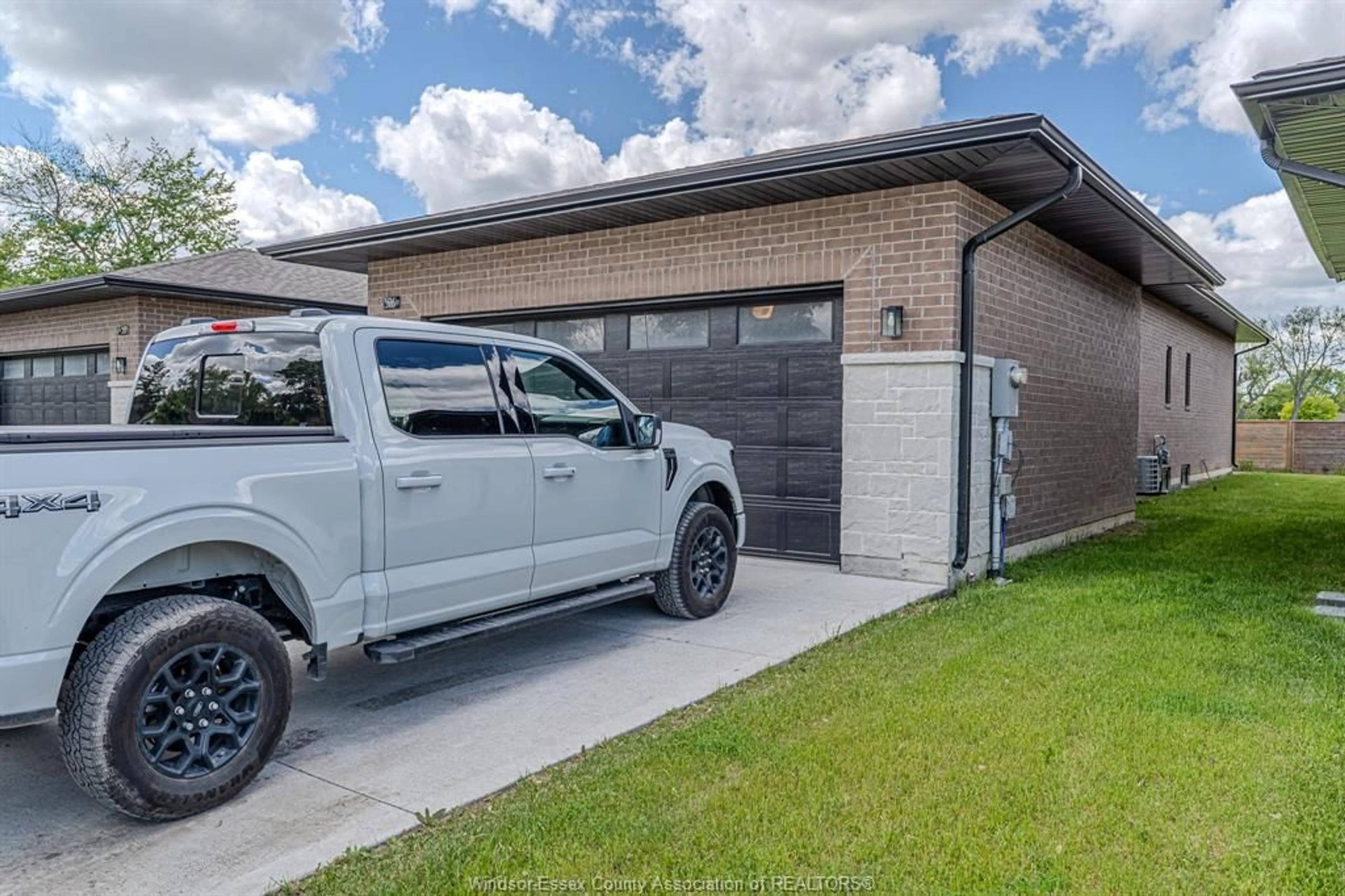 Unknown for 526 LILY MAC, Windsor Ontario N6E 3N7