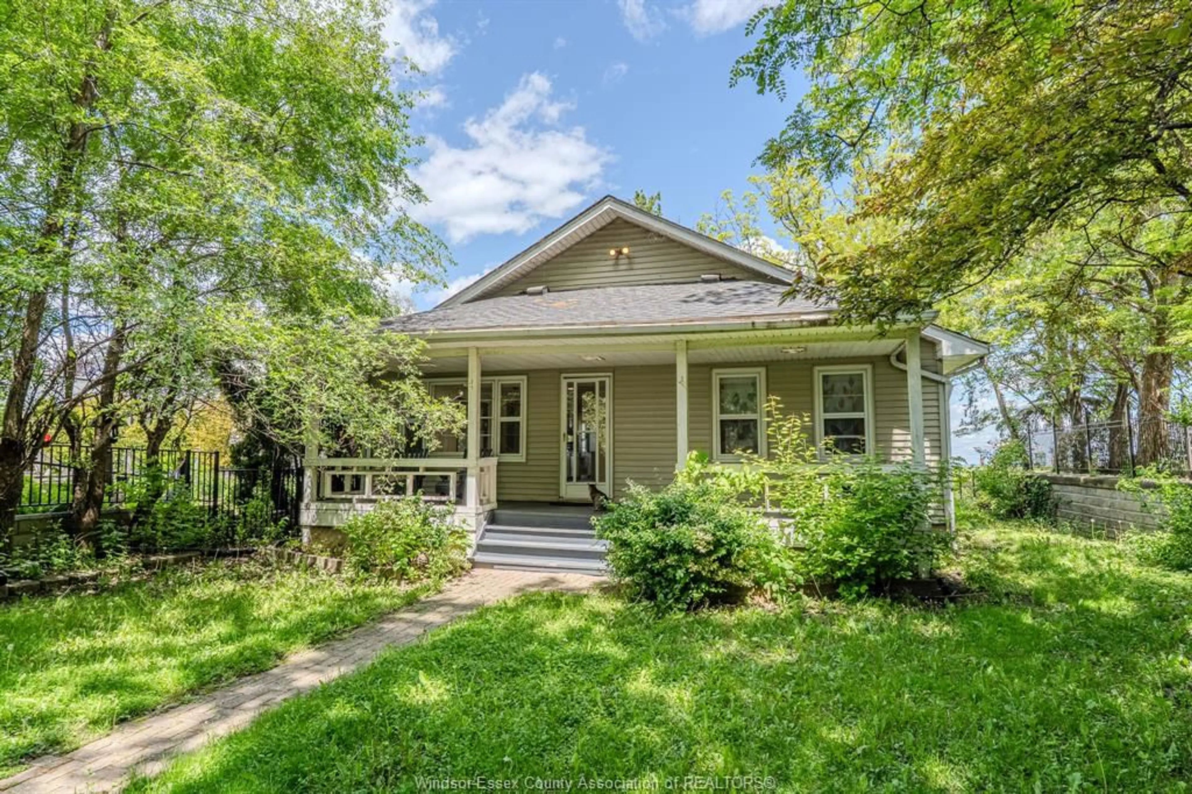 Home with vinyl exterior material, street for 546 PEARL, Lakeshore Ontario N0R 1A0