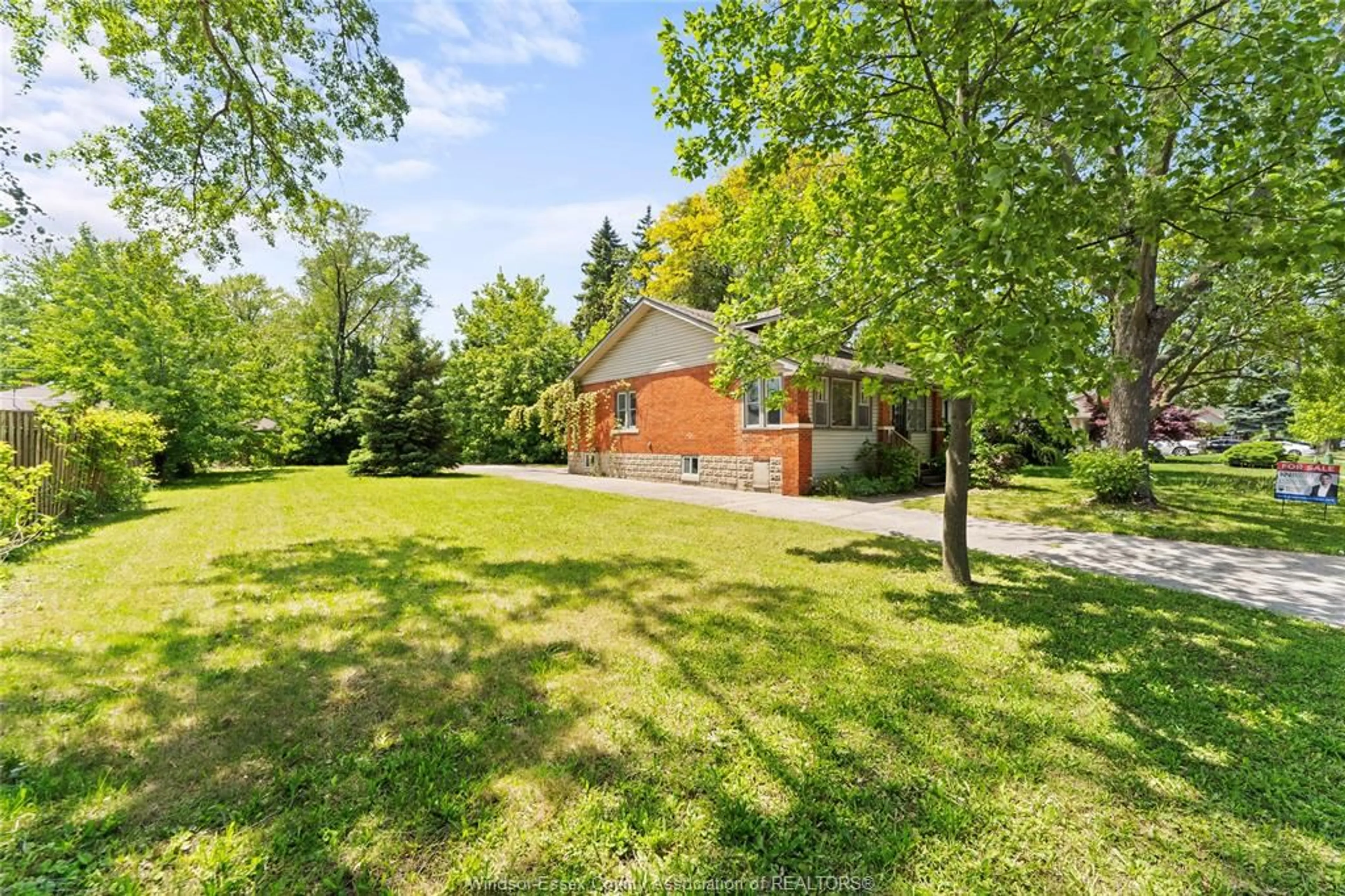 A pic from outside/outdoor area/front of a property/back of a property/a pic from drone, unknown for 2423 PRINCESS, Windsor Ontario N8T 1V2