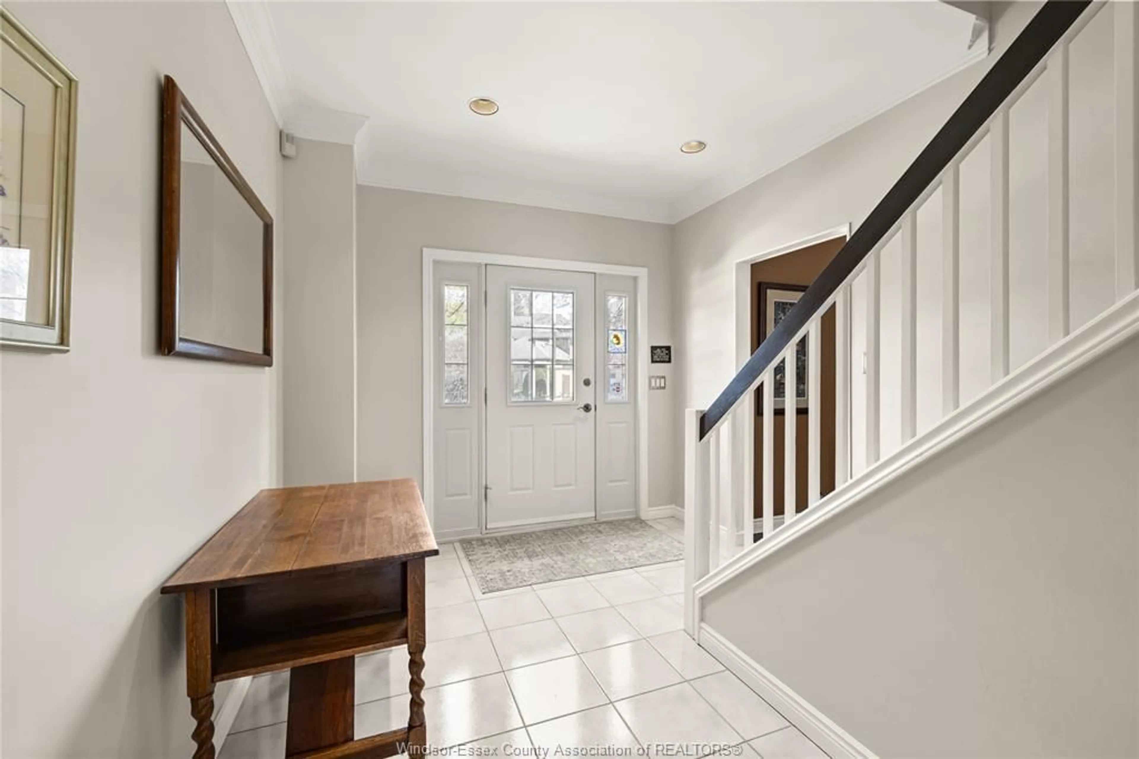 Indoor entryway for 185 PINEWOOD Cres, Tecumseh Ontario N8N 4P9
