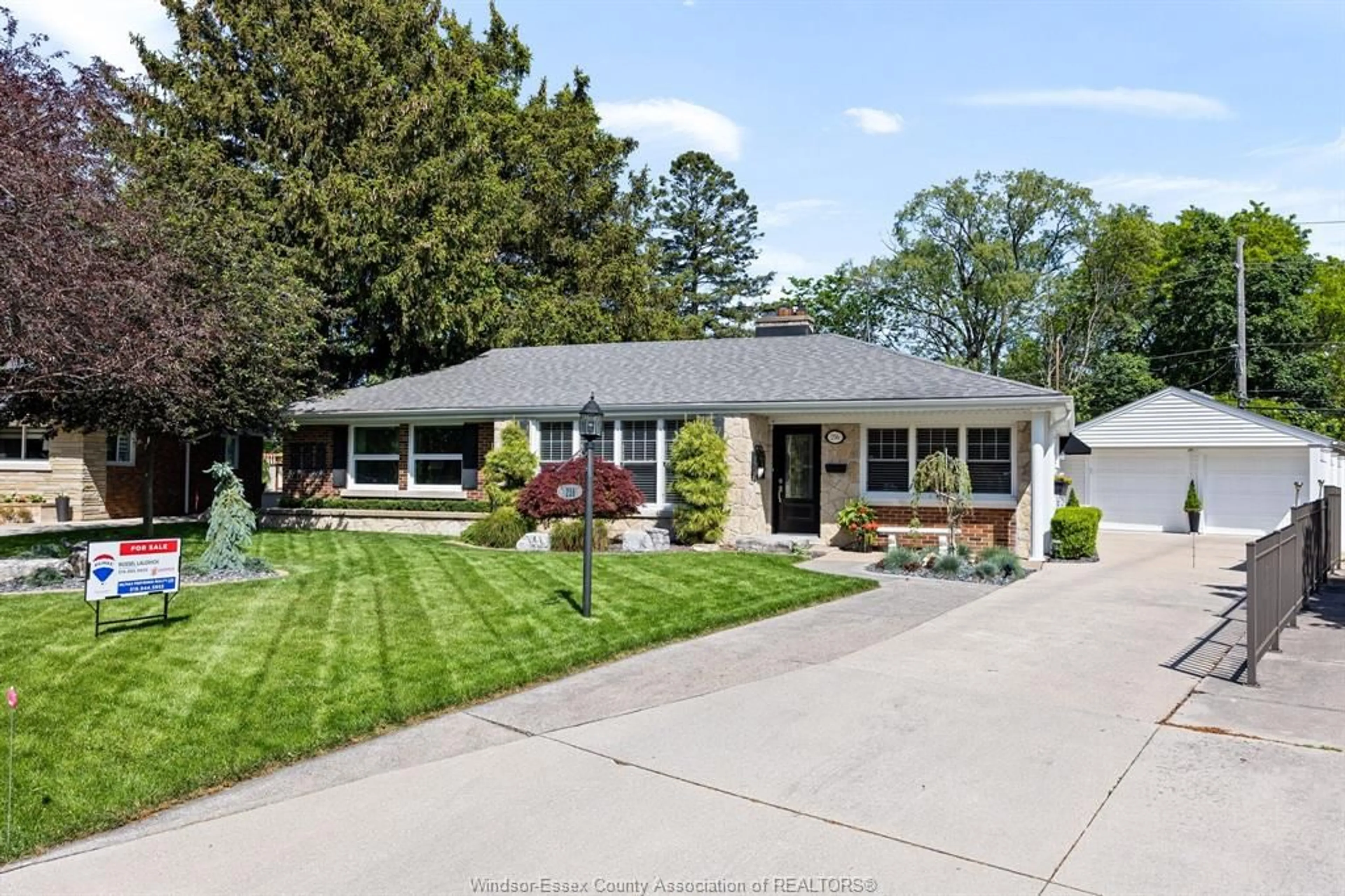 Home with vinyl exterior material, street for 256 SHOREHAVEN WYND, Windsor Ontario N8S 3C7