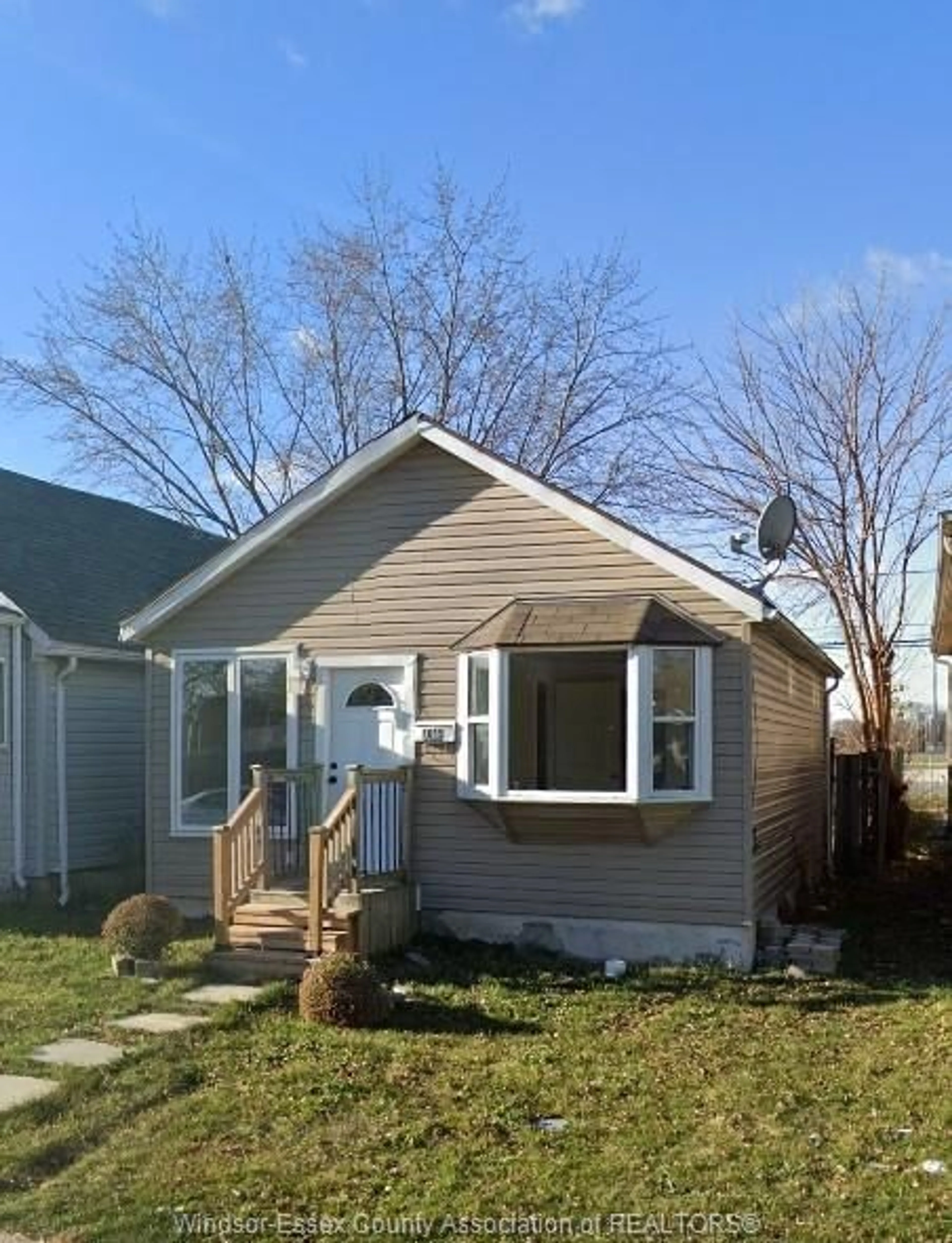 Home with vinyl exterior material, street for 1019 CALIFORNIA Ave, Windsor Ontario N9B 2Z5