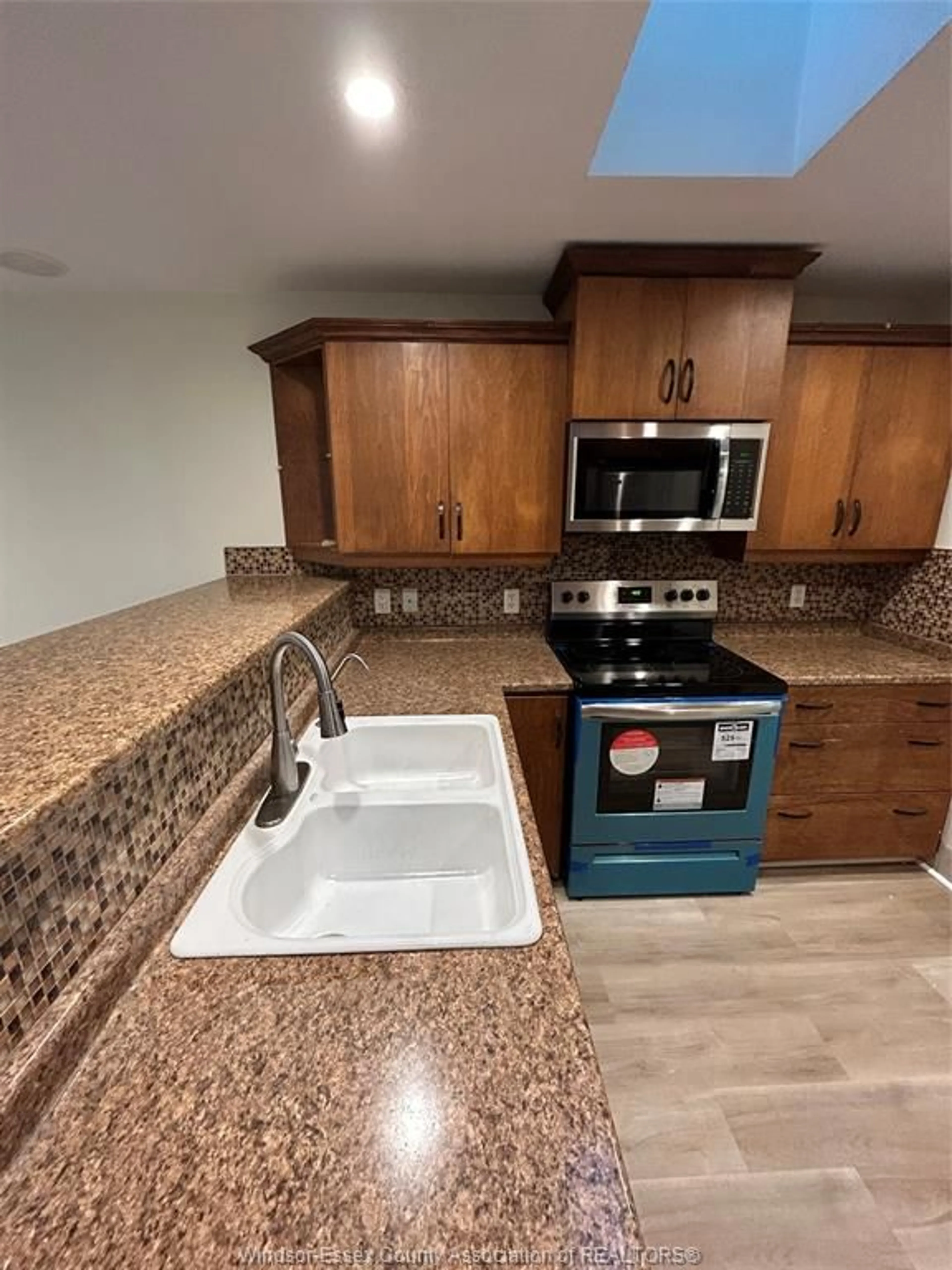 Standard kitchen, ceramic/tile floor for 1019 CALIFORNIA Ave, Windsor Ontario N9B 2Z5