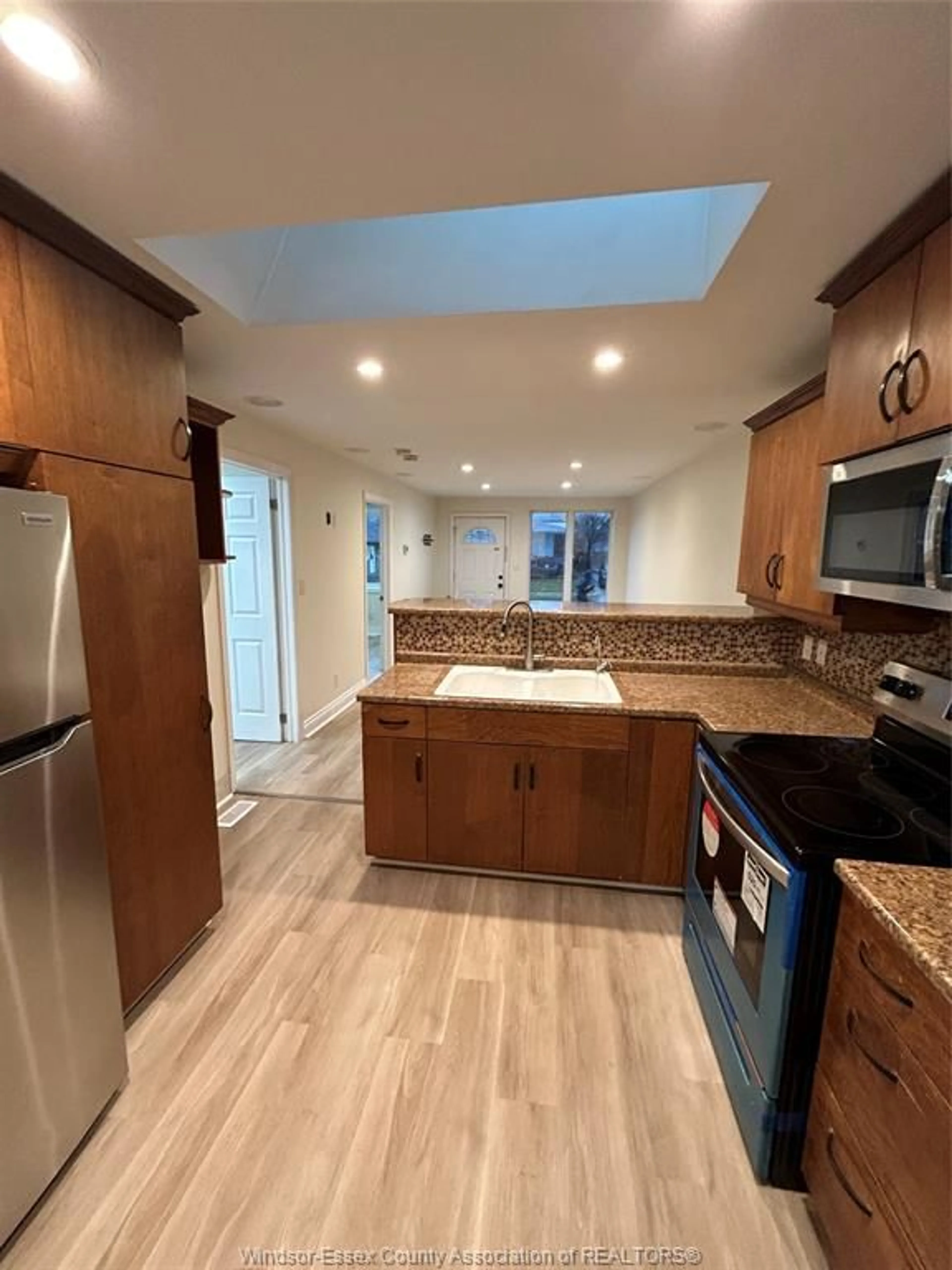 Open concept kitchen, ceramic/tile floor for 1019 CALIFORNIA Ave, Windsor Ontario N9B 2Z5