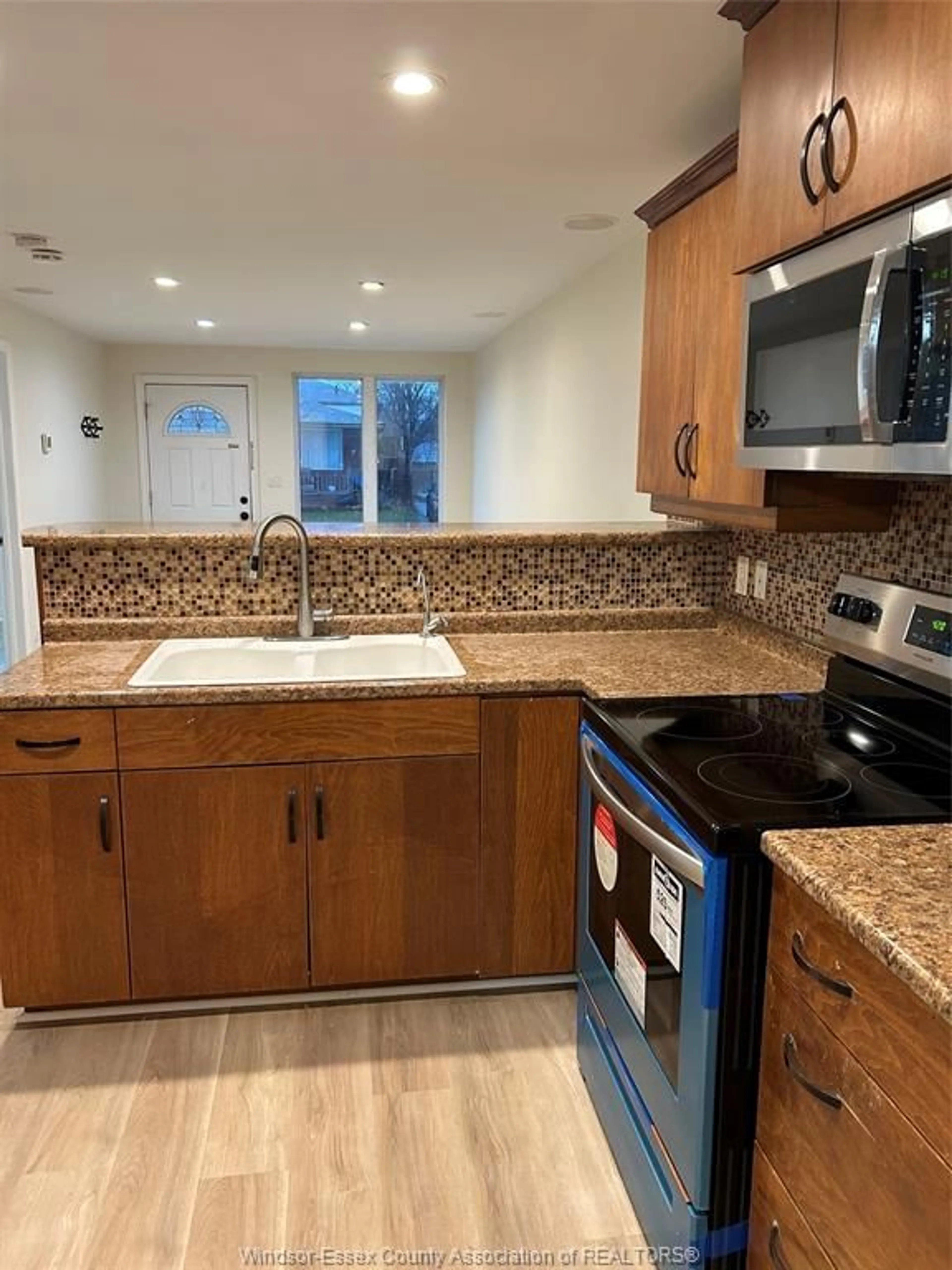 Standard kitchen, ceramic/tile floor for 1019 CALIFORNIA Ave, Windsor Ontario N9B 2Z5