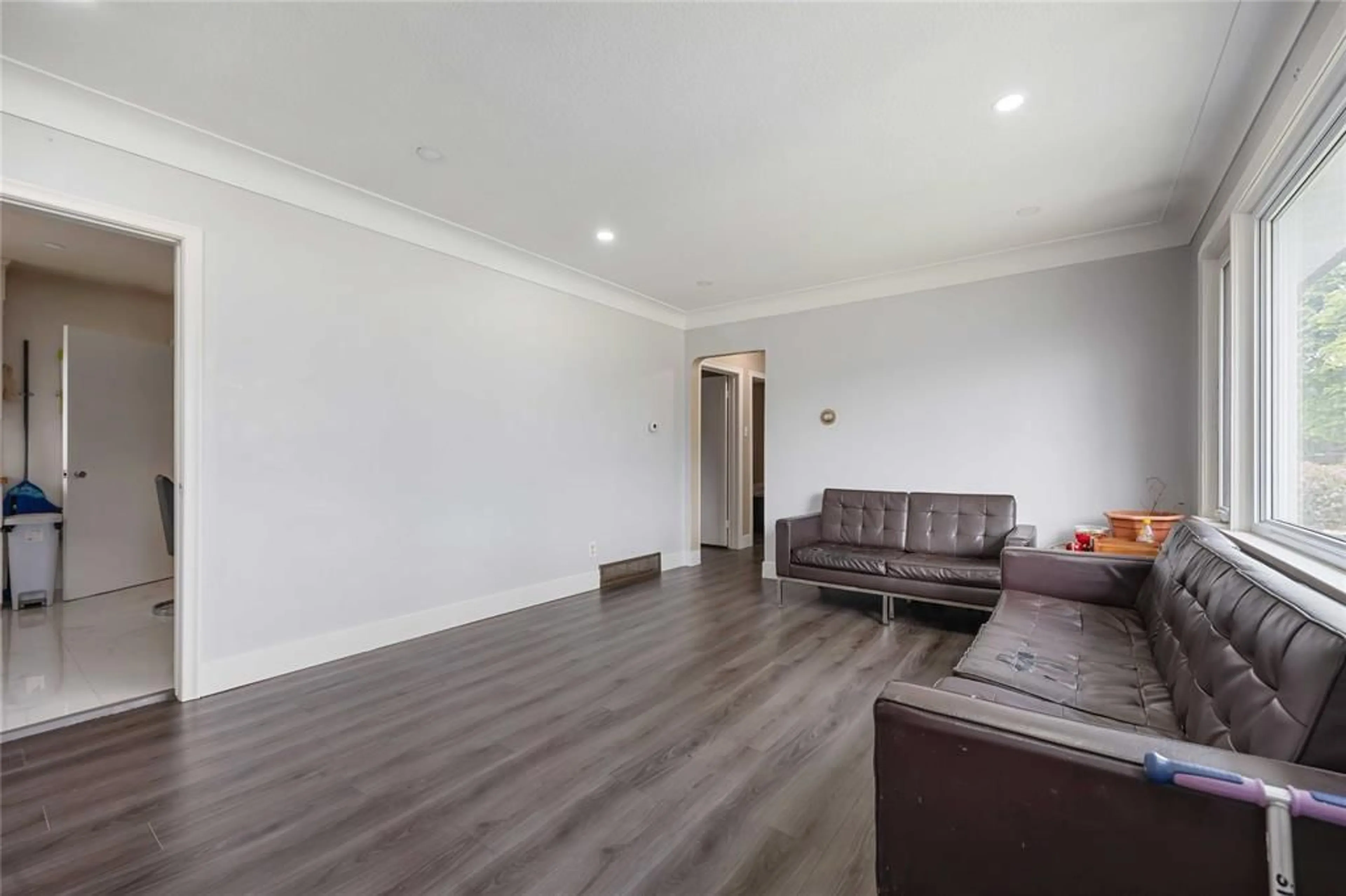 Living room with furniture, wood/laminate floor for 66 TWEEDSMUIR Ave, Sarnia Ontario N7S 2S1