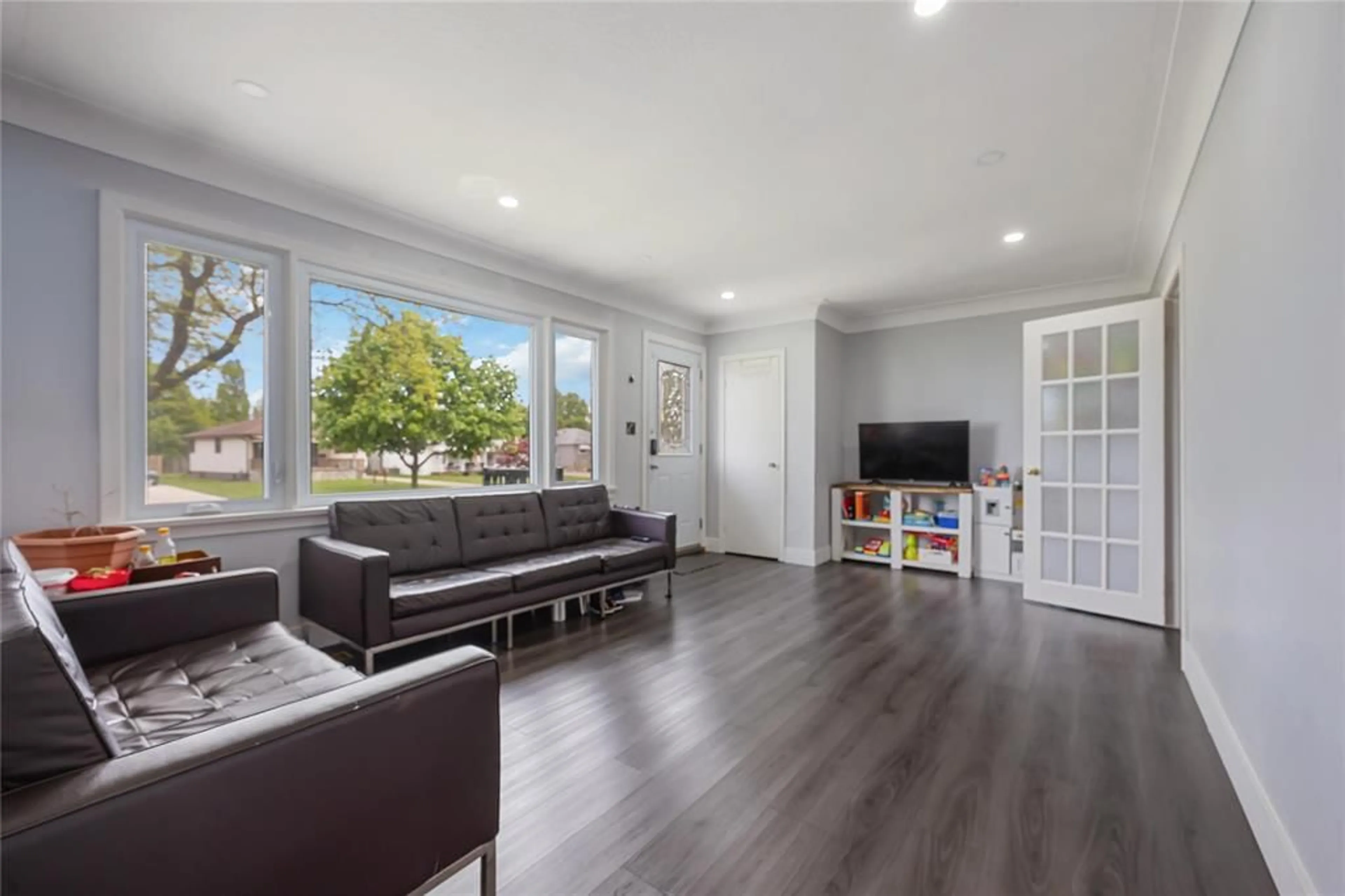 Living room with furniture, wood/laminate floor for 66 TWEEDSMUIR Ave, Sarnia Ontario N7S 2S1