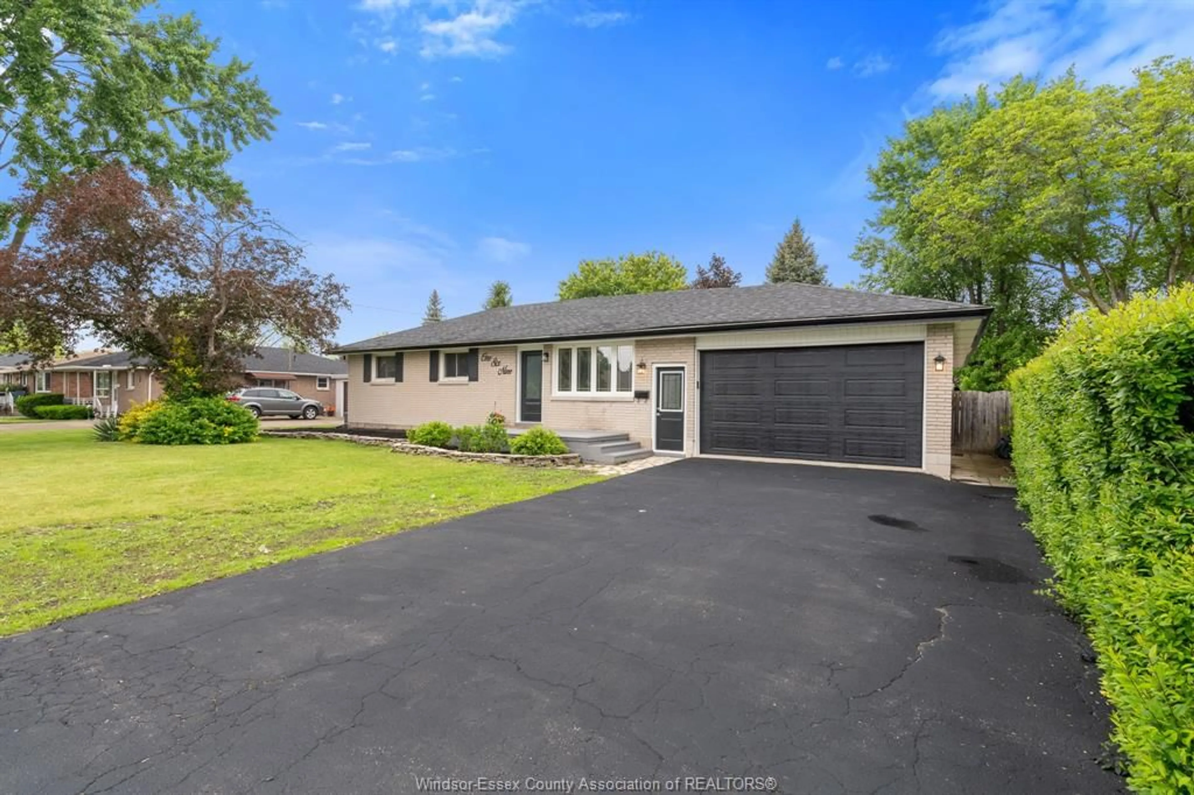 A pic from outside/outdoor area/front of a property/back of a property/a pic from drone, street for 169 VERMONT St, LaSalle Ontario N9J 1C8