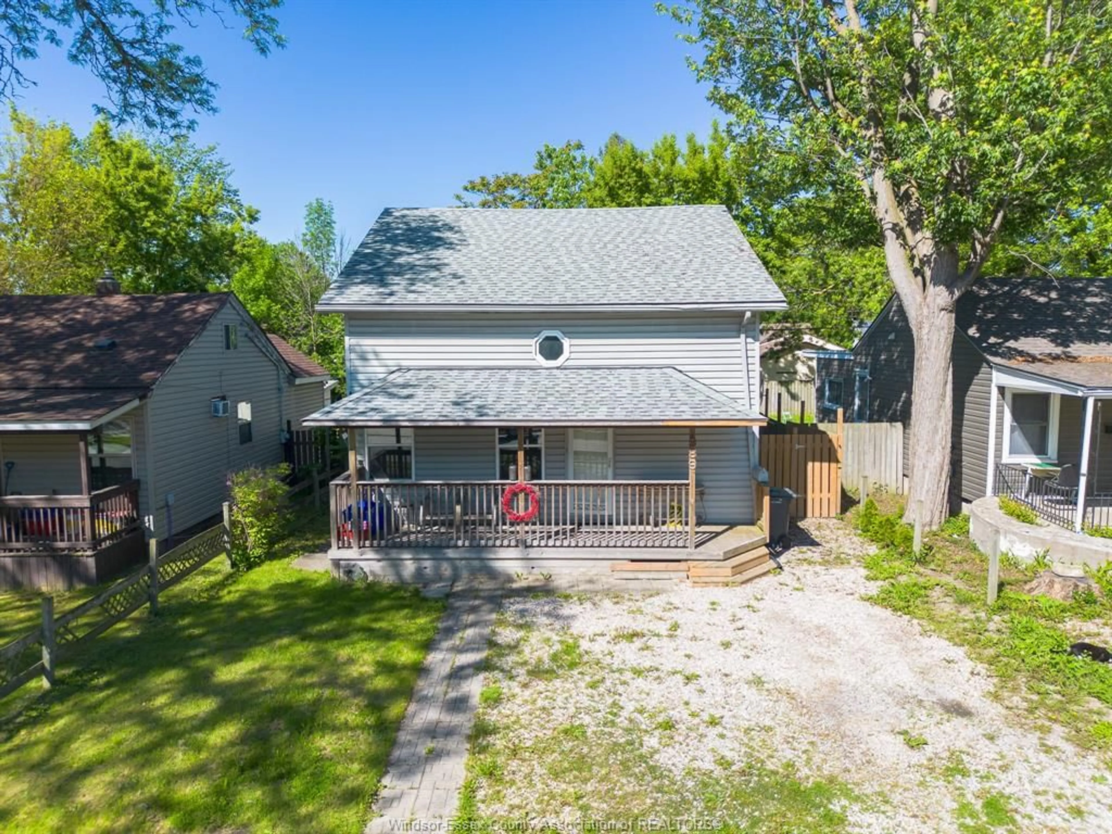 A pic from outside/outdoor area/front of a property/back of a property/a pic from drone, street for 989 BRIDGE Ave, Windsor Ontario N9B 2M9