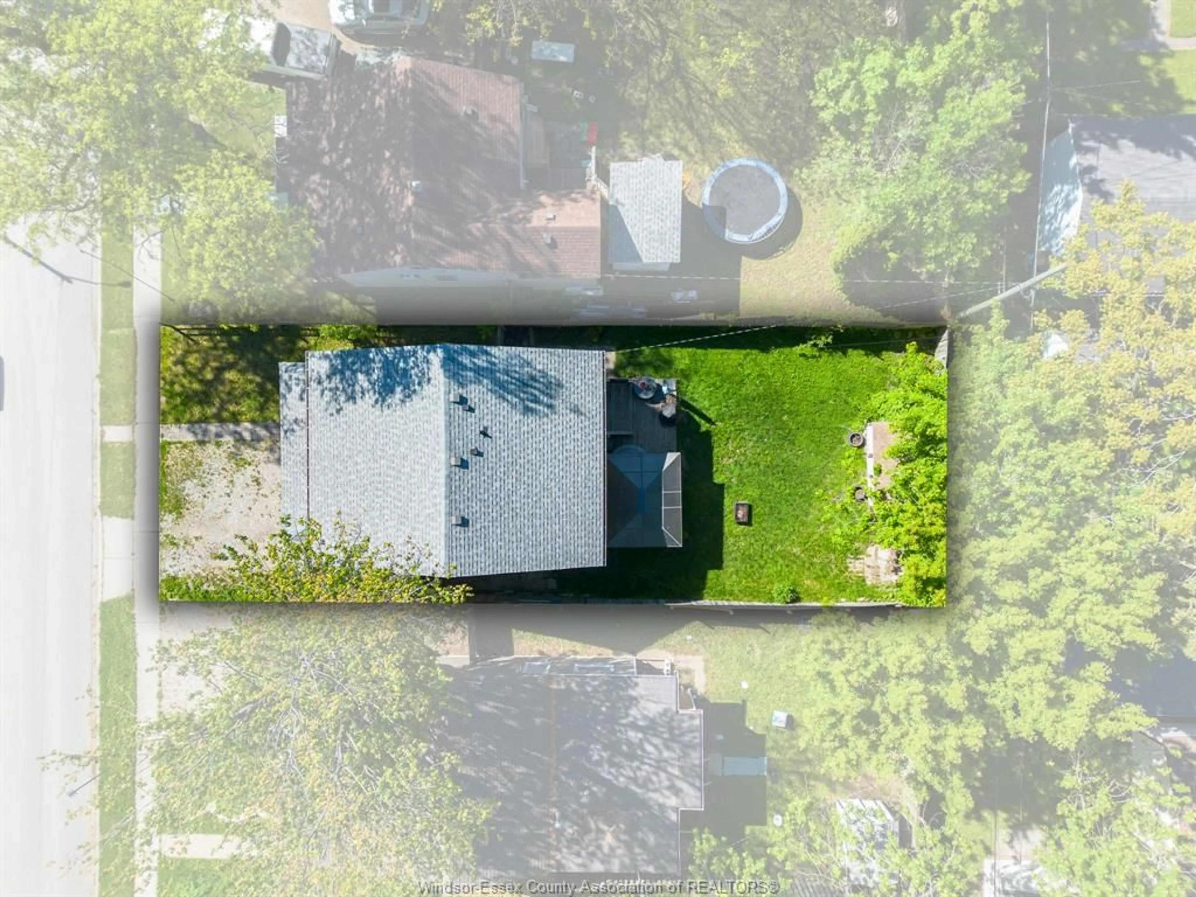 A pic from outside/outdoor area/front of a property/back of a property/a pic from drone, unknown for 989 BRIDGE Ave, Windsor Ontario N9B 2M9